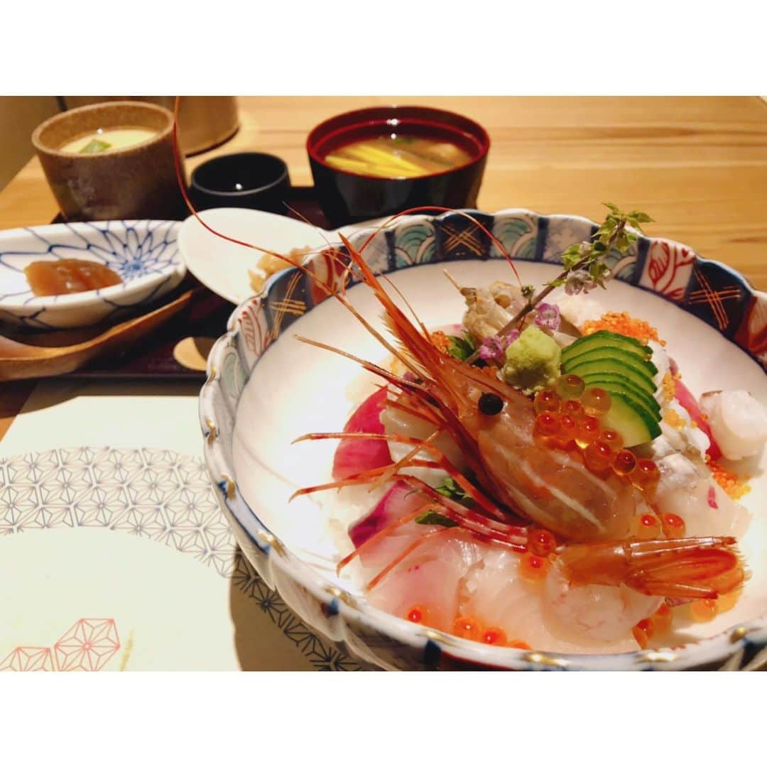 鈴木優梨さんのインスタグラム写真 - (鈴木優梨Instagram)「🍴( ¨̮ )💬💕 久しぶりの岡山でランチ🍚🍴⑅*॰ॱ ・ ・ 岡山駅からすぐの NOjiKA へ🌟 ・ ランチは海鮮丼とうなぎ丼の2種類🥺 ・ うなぎ丼も少し分けて貰ったけど美味しかった🥰 ・ ・ 海鮮丼はお米が酢飯じゃなく普通のご飯で 個人的にはそれが良かったです😂❤ ・ たくさん海鮮も乗ってて満足🥸✨ ・ シャコものってた(˶‾᷄ ⁻̫ ‾᷅˵) ・ ・ 茶碗蒸しには柚子が入ってて さっぱりしていて美味しかったです😋 ・ #nojika #のじか #岡山カフェ #岡山駅 #岡山ランチ #岡山グルメ #海鮮丼 #茶碗蒸し #シャコ」2月5日 17時31分 - suzuki_yuuri