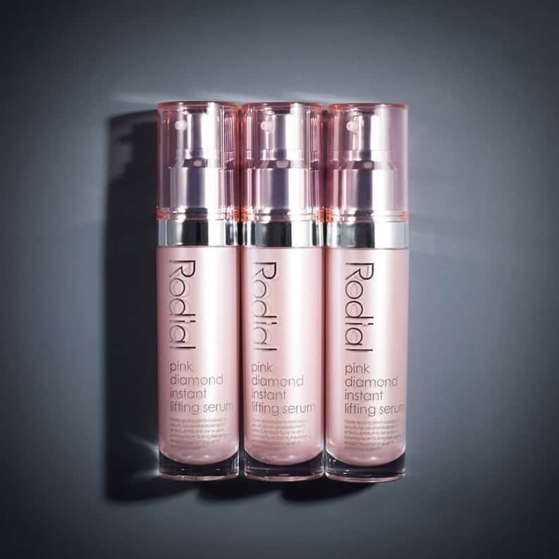 ロディアル Rodial Japanのインスタグラム：「「ピンクダイヤモンド インスタント セラム」 ⠀ ⠀ ⠀ 〈商品説明〉 ダイヤモンドパウダー（整肌成分）を配合した、肌にハリとツヤを与える美容液。 ⠀ ⠀ 肌にハリを与え・引き締める先端の成分「スキンタイトナーST」 先端のツヤ肌成分「クロマブライト」等がエイジングサイン※にアプローチ。 ⠀ ⠀ 光のベールをまとったかのような、キメが整い引き締まった明るい肌印象へ。 ⠀ ⠀ ※年齢によるハリ・うるおい不足等 ⠀ ⠀ ⠀ ▼お悩み・効果▼ 【ハリ・弾力】【ツヤ】【引きしめ】 ⠀ ⠀ ⠀ 〈ご使用方法〉 化粧水で肌を整えた後、少量ずつ手で軽く抑えるように摩擦をかけず顔と首に丁寧になじませます。 ⠀ ⠀ ⠀ ピンクダイヤモンド インスタント セラム(30mL) ¥29,700(税込) ⠀ ⠀ ========================== ⠀ ◆ Online Exclusive　◆ ⠀ 全商品【10％OFF】クーポン ⠀ ▼───────────────▼ クーポンコード：stayhome ▲───────────────▲ ⠀ ※ご購入の際クーポンコード入力欄にご入力ください ※2021年2月7日(日)迄 ※他クーポンとの併用不可 ※期間中何度でもご使用可能 ⠀ ========================== ⠀ ⠀ ⠀ お得になるこの機会に、是非お試しくださいー。」