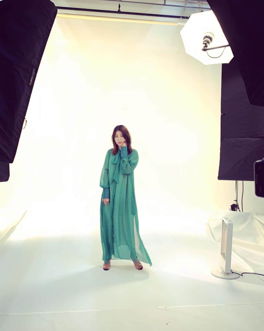 瀧本美織のインスタグラム：「✨🟢✨ 取材day. 👗@furuta_official のワンピースがとても素敵でした！   #出会い系サイトで70人と実際に会ってその人に合いそうな本をすすめまくった1年のこと  #であすす」