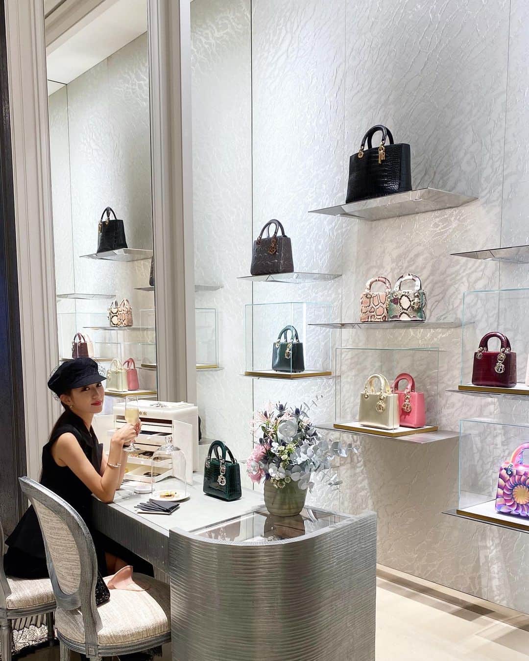 片山夏実のインスタグラム：「DIOR invited me for a Private Show, so went to check it out👗 Bought a personalized bag from DIOR designed by me!❤️ I can't wait for it to arrive 6 months later! .  diorからプライベートショーに招待して頂いたので行ってきました！ パーソナルオーダーをして特別なバッグを購入。 届くのは半年後まで待てない🙈 . . #シンガポール #singapore #dior」