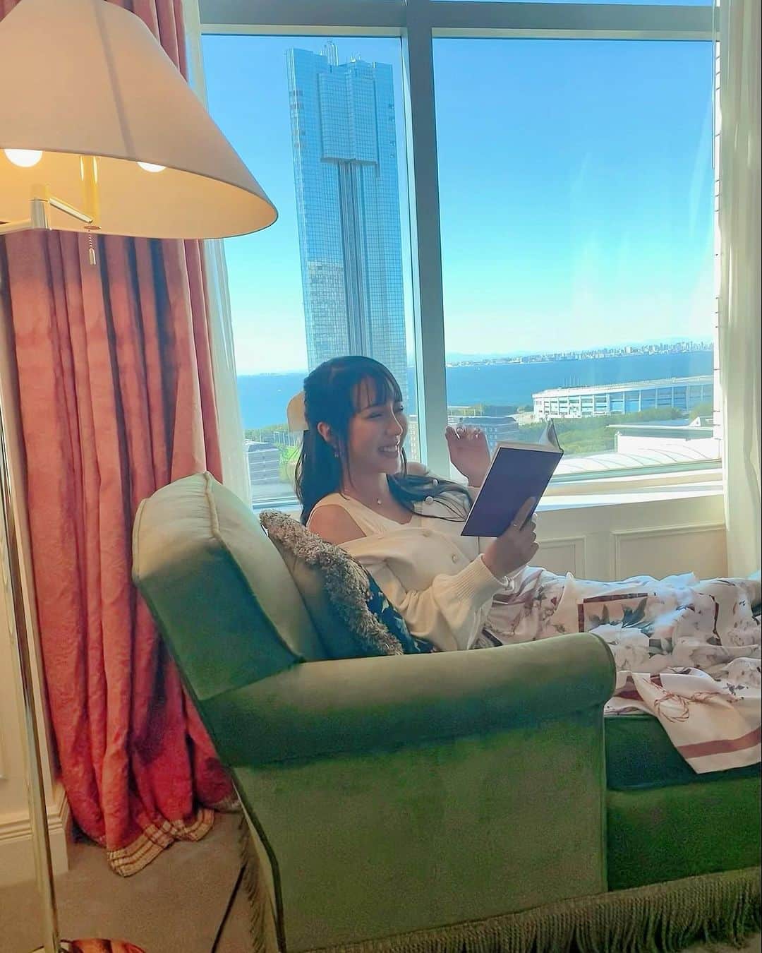 のインスタグラム：「アロマテラピー勉強中❤︎❤︎ . . 最近はねー、夜眠れなくて 寝る前にラベンダーとスイートオレンジを２対１で ブレンドしたエッセンシャルオイルを 加湿器に入れたりこめかみにつけたりしたりすると 熟睡できるルーティンが身体に染み込まれてきたの💐 . . 睡眠薬使うよりずっと体にいい！ 最近ジム行くことも減ったから 精神的に疲れてても 肉体的には疲れてなくて寝れないのもありそうぅ😂 . アロマは奥が深くて勉強するとタノシイネ…❤︎❤︎ . . #アロマ検定  #アロマテラピー #ラベンダー #スイートオレンジ #フランキンセンス  #お勉強 #たのしいね  #眠れない人におすすめです  #睡眠改善 #睡眠の質  #aroma #lavender #sweetorange #frankincense」