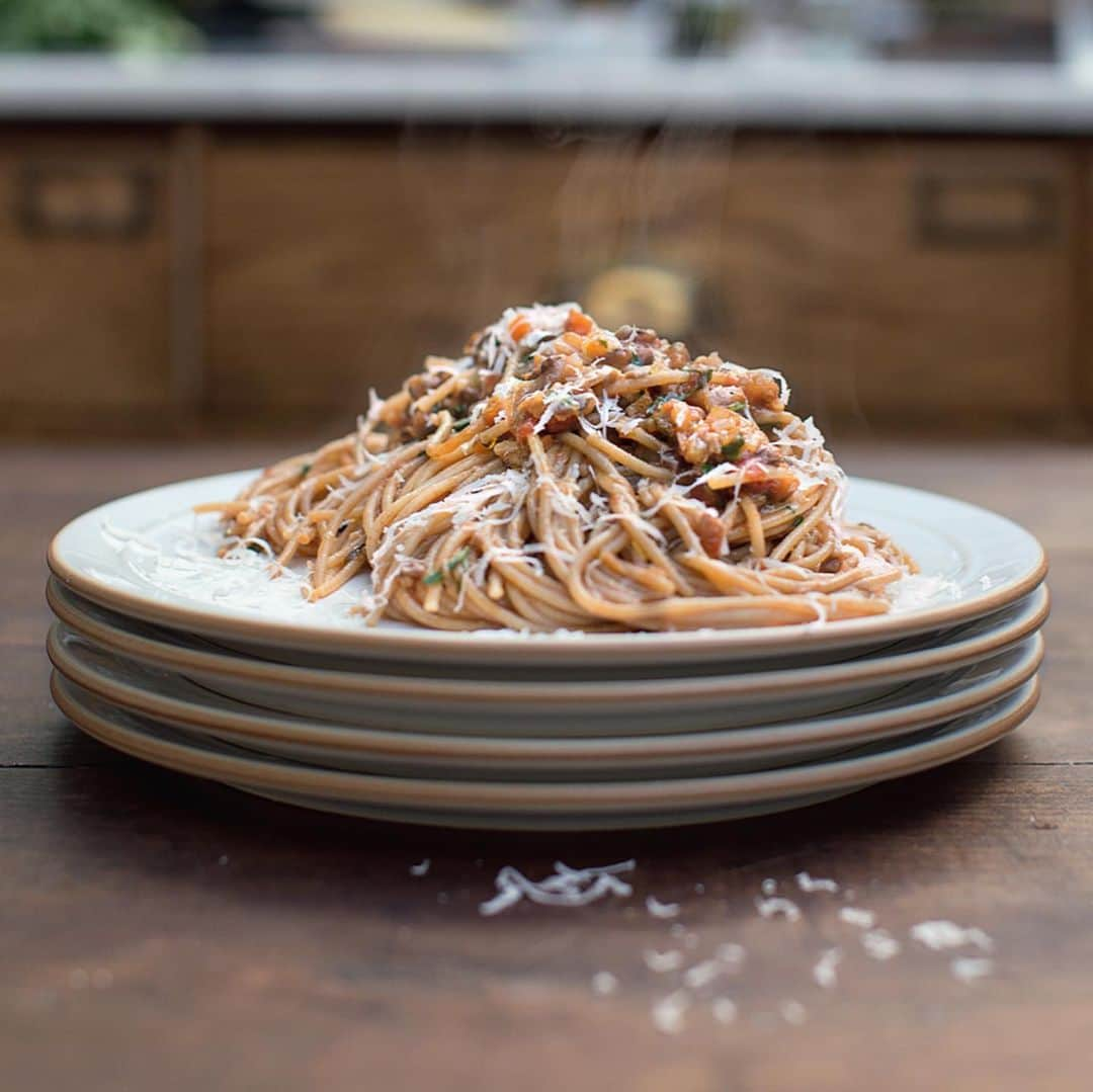 ジェイミー・オリヴァーさんのインスタグラム写真 - (ジェイミー・オリヴァーInstagram)「I love making this so comforting and delicious family friendly pasta dish it’s  my play on a Veggie Bolognese it’s page 170 of Super food family classics  it’s great to cook kinda therapeutic and focusing on bringing out the best flavour from a Myriad of veggies and legumes  red wine and Parmesan full of the good stuff so so good and the whole family love it joxx」2月5日 17時53分 - jamieoliver