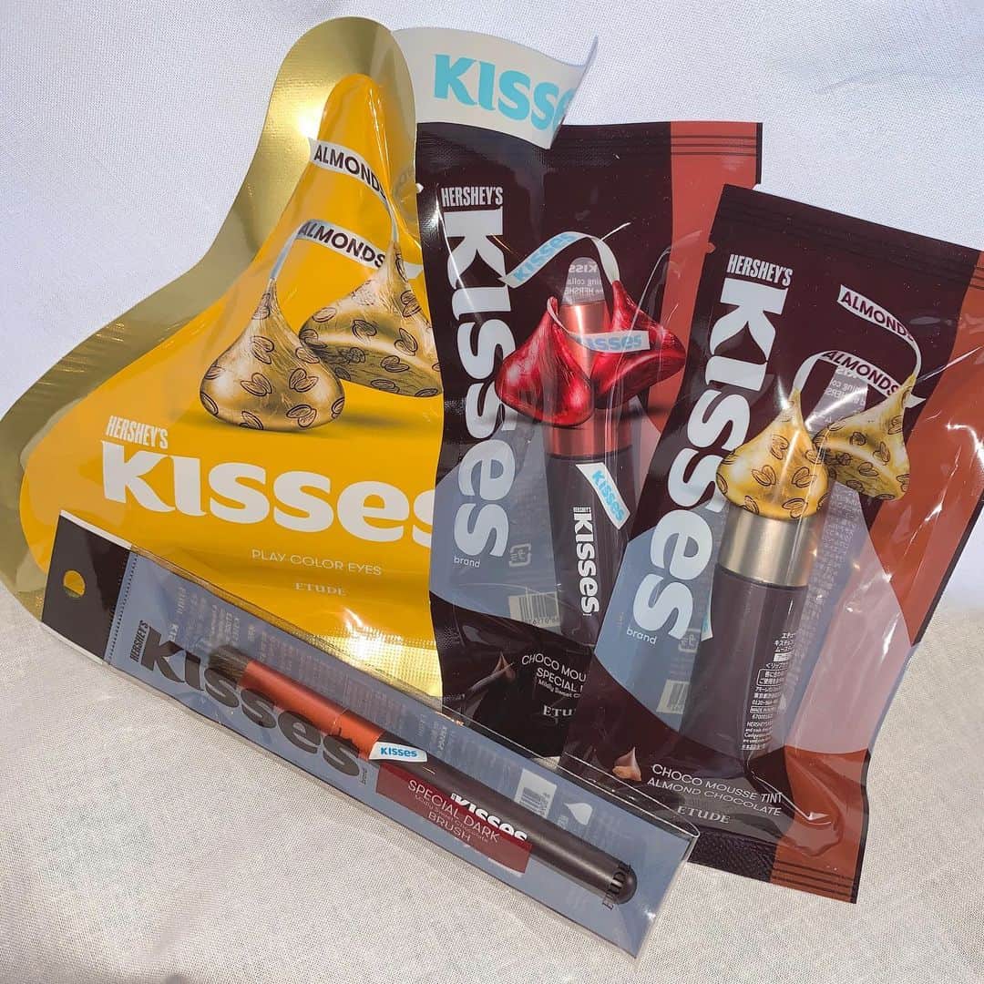 ちょこばななのインスタグラム：「. . . 🍫🍫🍫 . 今年もETUDEのバレンタインコスメゲットした〜！ 本当に毎年楽しみかわいい🥲💓 アーモンドってアイパレットと、リップはアーモンドとダークを買いました！ 全部本当に可愛い〜！！！ アイシャドウは4色ともラメ感違ったりするし発色もいいし、 リップはムースみたいでマットに仕上がりつつも落ちにくくて本当に最高💛💛💛 このコスメを使ったGRWMも撮ったので、楽しみにしててね〜！ . #ETUDE#ETUDEHOUSE#kisses#chocolate#valentine#cosme#koreancosmetics#バレンタイン#エチュード#エチュードハウス#韓国コスメ#チョコレート#コラボコスメ#selfie#YouTube」