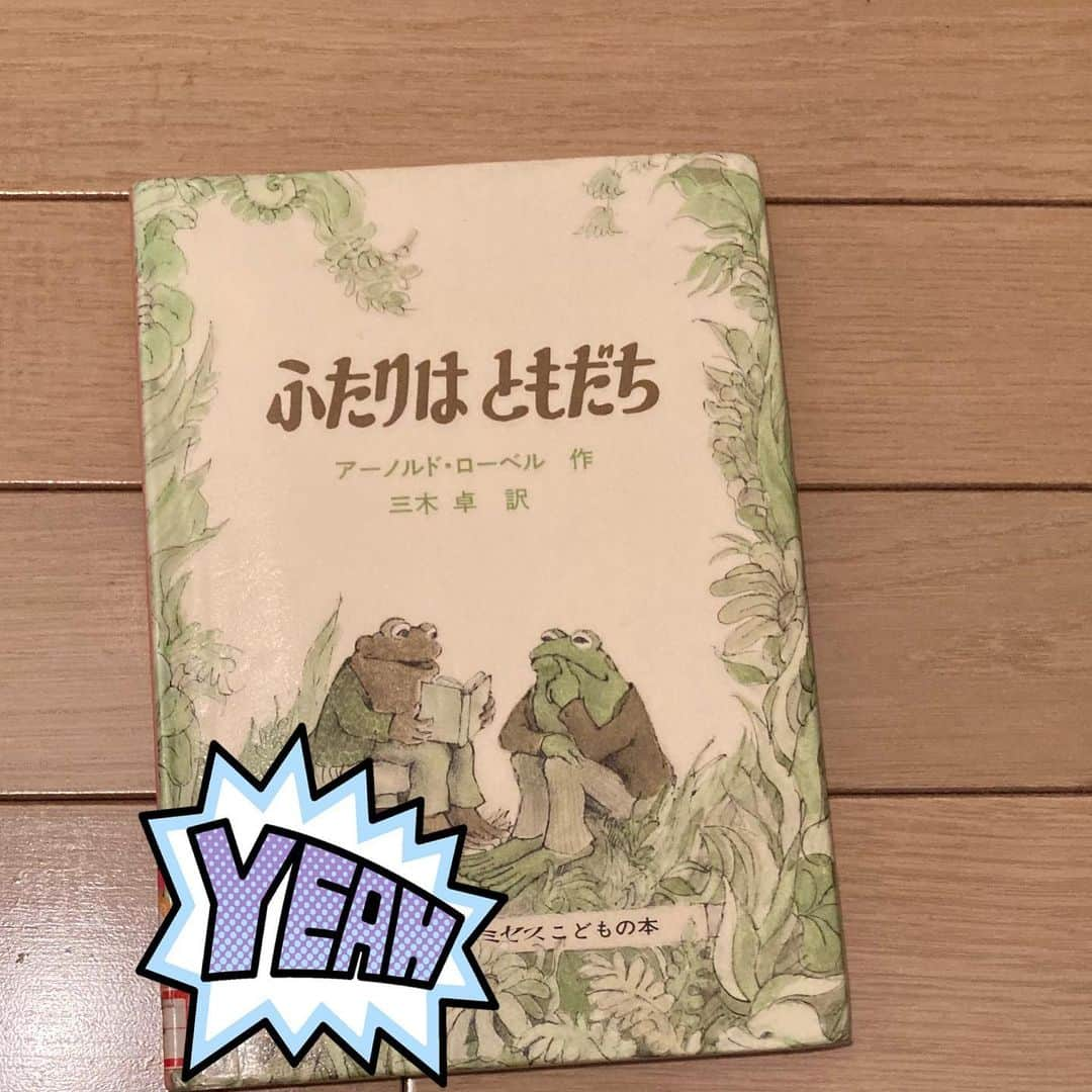 上地春奈さんのインスタグラム写真 - (上地春奈Instagram)「2021年2月5日 17:40 ☆あたすのボケ防止本シリーズ☆ テーマ：ブログ アンニョハセヨ〜🤸‍♂️⤴︎🏋️‍♀️🎶  ここ数日、梨泰院クラスをみて、 愛の不時着を見始めた女、  挨拶は、そーなるよねーデレデレおいで😁🤸‍♂️🎶  マシセヨ〜つって😂🤣⤴︎🖖  自分すぐ、影響されるんで😂🤣🙏  ここからは、韓流と関係なく😂🎶🙏  あたすの読んだ本ボケ防止シリーズ。  一気に読んだ後半は😊🤸‍♂️🤣⤴︎ お勧めしてもらった本🎶  インスタ、ブログ貼り付け方式の女🤣😂🙏  https://ameblo.jp/uechi-haruna/  長いって言われても、想いは伝えたいから、ここでは、短文。  優しさ、 読みたい方は、ブログに行ってもらえば、まじ、カムサハムニダと言いたいです😆🖖❤️  #これはのみのぴこ #谷川俊太郎 作 #和田誠　絵  #ふたりはともだち #アーノルド・ローベル　作 #三木卓  あたすは、今日も 愛の不時着、くぅくぅ言いながら見るわよ🤣😂💕  ドキドキやべぇー😍💕🏋️‍♀️⤴︎‼️  #上地春奈 #図書館先生 #カムサハムニダ🎶 #絵本楽しい🎶 #いつもすーみーにいいね！にコメント🤸‍♂️カムサハムニダ〜💕🙏🏋️‍♀️🎶」2月5日 17時48分 - uechi_haruna