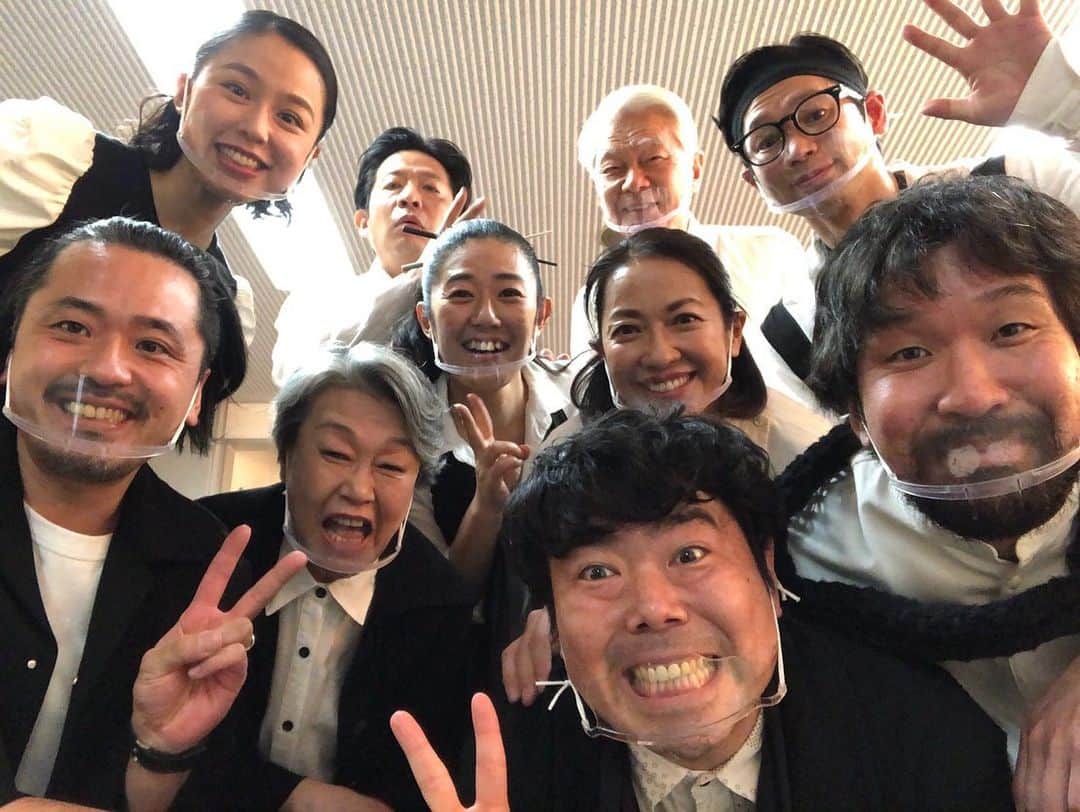 のインスタグラム：「#ONEOR8 #グレーのこと2021  無事に、水戸芸術館にて大千穐楽を迎えました。 ここまで共に慎重に歩んだスタッフさん、キャストの皆様。 そして、劇場に来てくれたお客様。 配信を観てくれたお客様。 全ての皆様に感謝いたします。 ほんとにありがとうございました✨  みんなが愛おしいっっ！！🐻‍❄️」