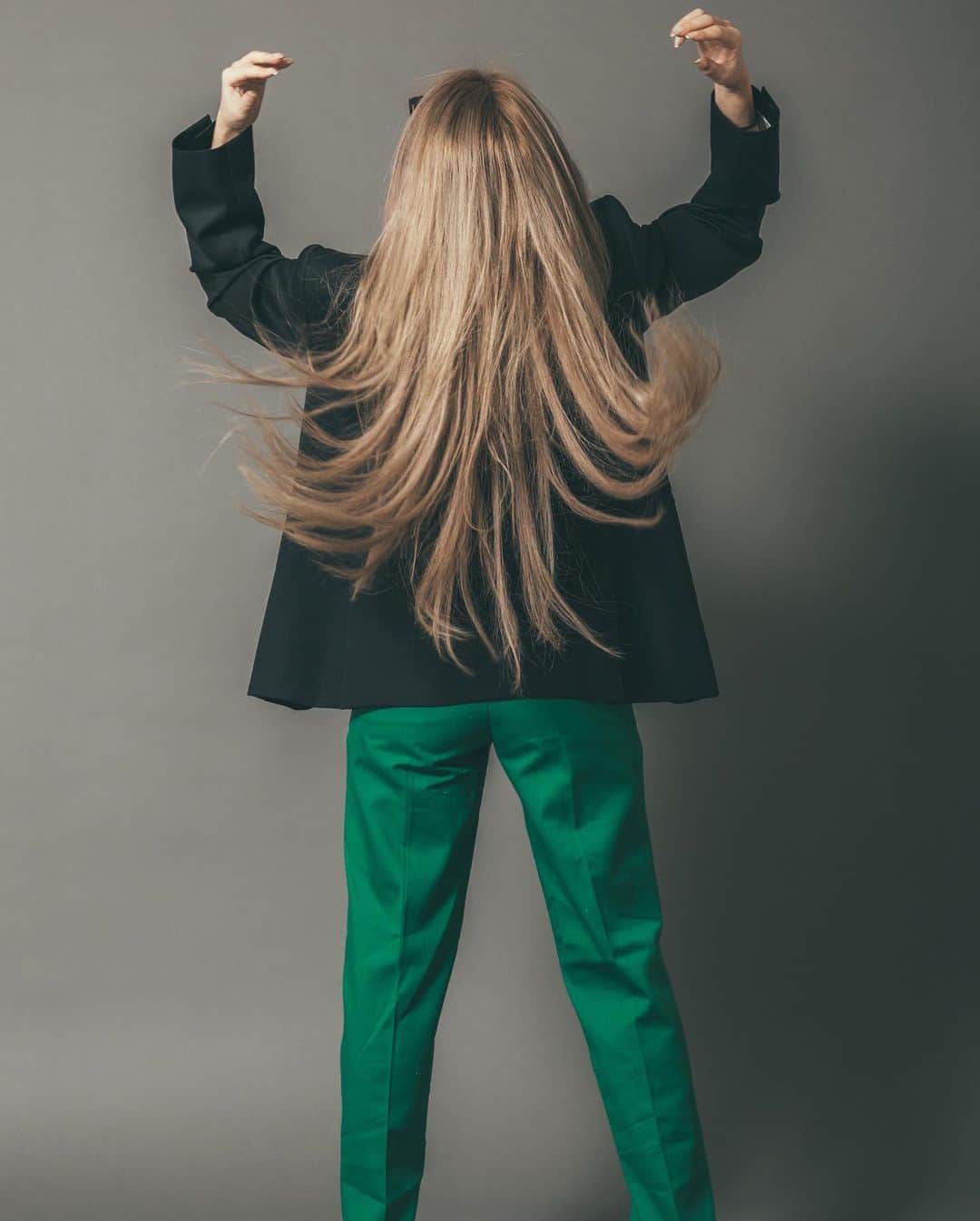 MARISさんのインスタグラム写真 - (MARISInstagram)「I love my vintage @dickies 874💚 And my super long hair😗✌️  Bottoms: dickes  Heels : @newbottega  #dickies #fashion #longhair #green #outfit #ファッション #私服　#dickies874 #vintage」2月5日 17時51分 - marristea