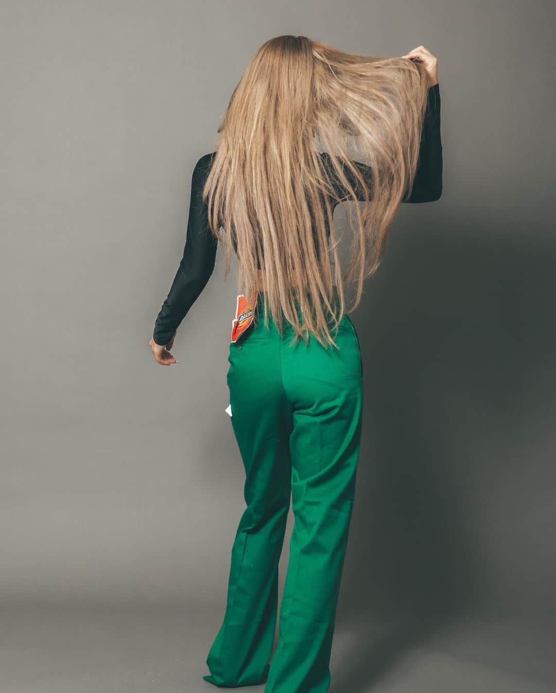 MARISさんのインスタグラム写真 - (MARISInstagram)「I love my vintage @dickies 874💚 And my super long hair😗✌️  Bottoms: dickes  Heels : @newbottega  #dickies #fashion #longhair #green #outfit #ファッション #私服　#dickies874 #vintage」2月5日 17時51分 - marristea