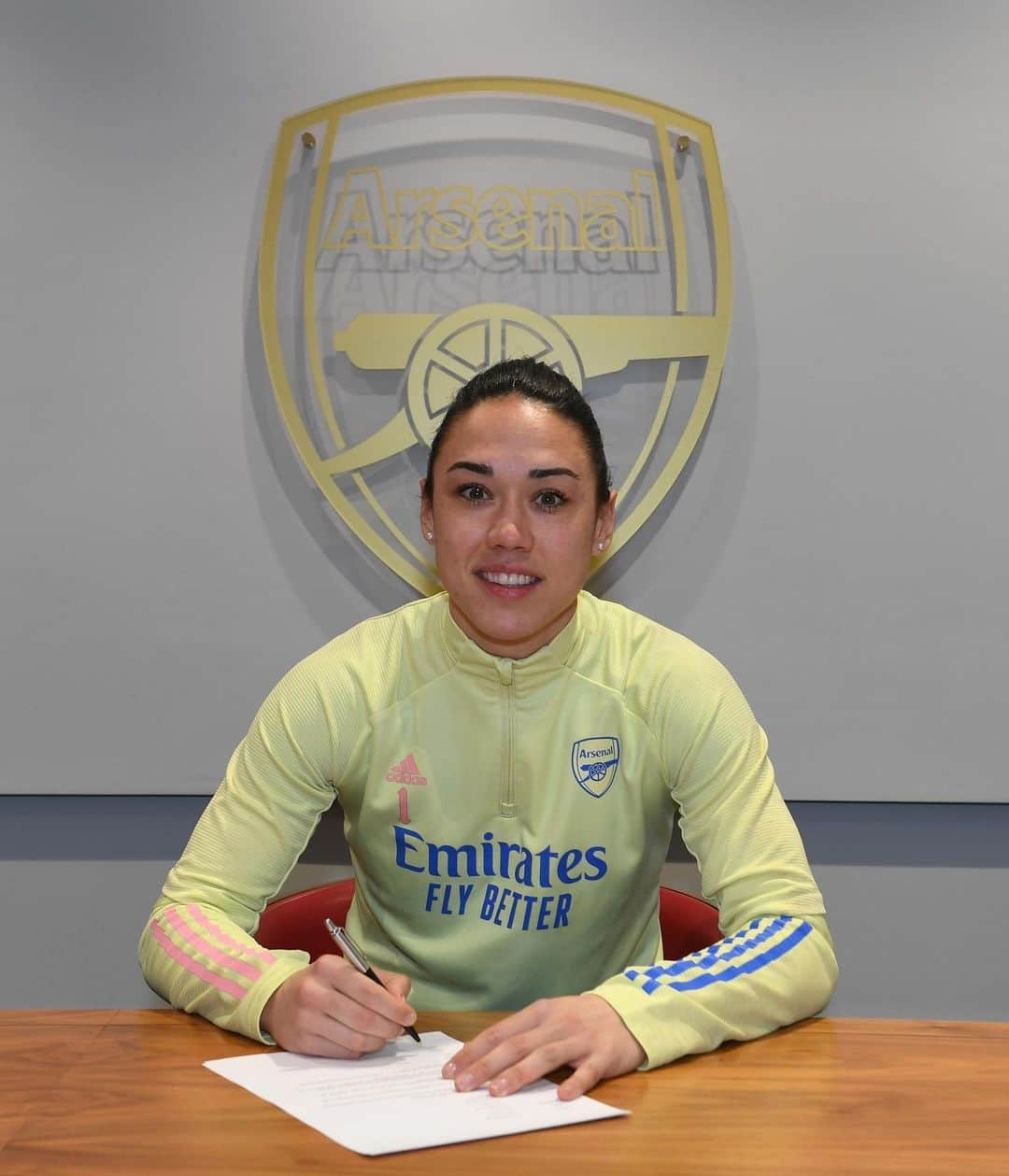 Arsenal Ladiesさんのインスタグラム写真 - (Arsenal LadiesInstagram)「Good morning, Gooners! 😁 Manu has signed a new long-term contract! ✍️ ⁣ ⁣ #COYG #AFC #Arsenal #AWFC」2月5日 18時02分 - arsenalwfc