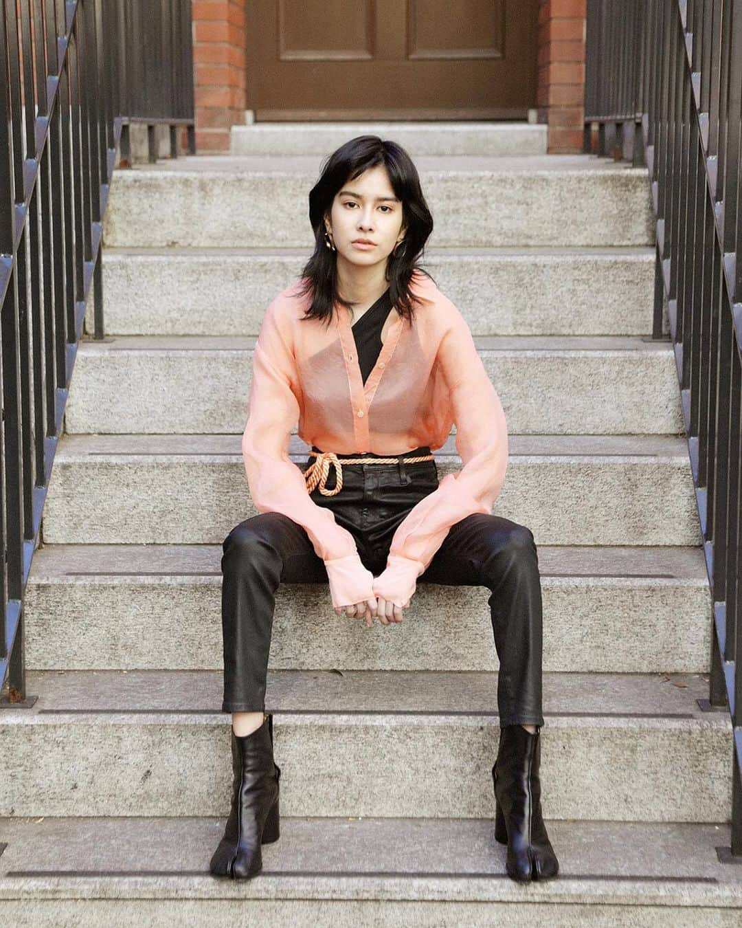 AG JAPAN(エージー ジャパン)さんのインスタグラム写真 - (AG JAPAN(エージー ジャパン)Instagram)「﻿ 【FARRAH SKINNY ANKLE】﻿ ハイライズのスーパースキニーアンクル。﻿ 股上が深く腰まできれいに包み込んでくれるため、ヒップラインを美しく見せてくれます。﻿ ﻿ しなやかなサテン生地の上に、レザー風のコーティングを行っているレザー調アイテムです。﻿ ﻿ コーディネートしやすい人気のブラックカラーでトレンド感のある上品なスタイリングへ格上げしてくれます。﻿ ﻿ #agjeans #denim #denimpants #denimstyle  #denimcode #fashion #エージーデニム #デニム #デニムパンツ #デニムスタイル #デニムコーデ #ファッション」2月5日 17時57分 - agjeansjapan