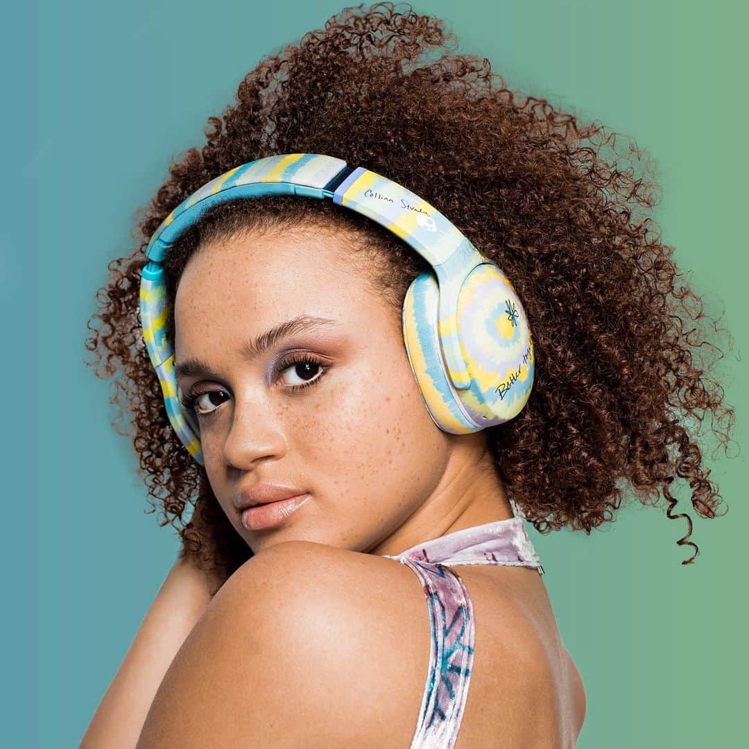 Skullcandy Japanのインスタグラム：「Collina Strada x Skullcandyコレクション💙🎧💜　  振動するヘッドホンにタイダイ柄をデザイン💀  限定版のクラッシャーエボ✨ 完売前にタップ先にて✨  #FeelSkullcandy #スカルキャンディー #ヘッドホン」