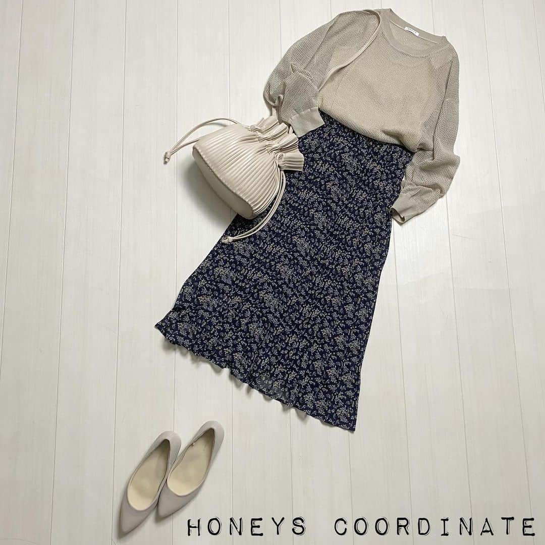ハニーズ公式さんのインスタグラム写真 - (ハニーズ公式Instagram)「メッシュ編みで程よい透け感が楽しめるニットはコーデに悩まないインナー付きが嬉しい。 ガーリームードのふんわりスカートに合わせて、楽ちん可愛い春コーデ。  『メッシュ編アンサンブル』¥2480 ・533-31-0855⑨ 『プリーツスカート』¥2980 ・559-23-8422⑧ 『プリーツ2Way Bag』¥2280 ・237-121-7314⑨ 『快適クッションローヒール』¥1980 ・266-134-7181④  画像をタップすると商品ページにとぶことができます☺︎ #カジュアルコーデ#新作コーデ #今日のコーデ#春コーデ#spring #おうちハニーズ#おうちコーデ #coordinate#honeys#ハニーズ #fashion #R_fashion #ootd #プチプラ #プチプラファッション#プチプラコーデ#置き画#置き画くら部#きょコ#いつコ#ハニマ二#ハニジョ#ハニーズ好きな人と繋がりたい」2月5日 17時59分 - honeysofficial