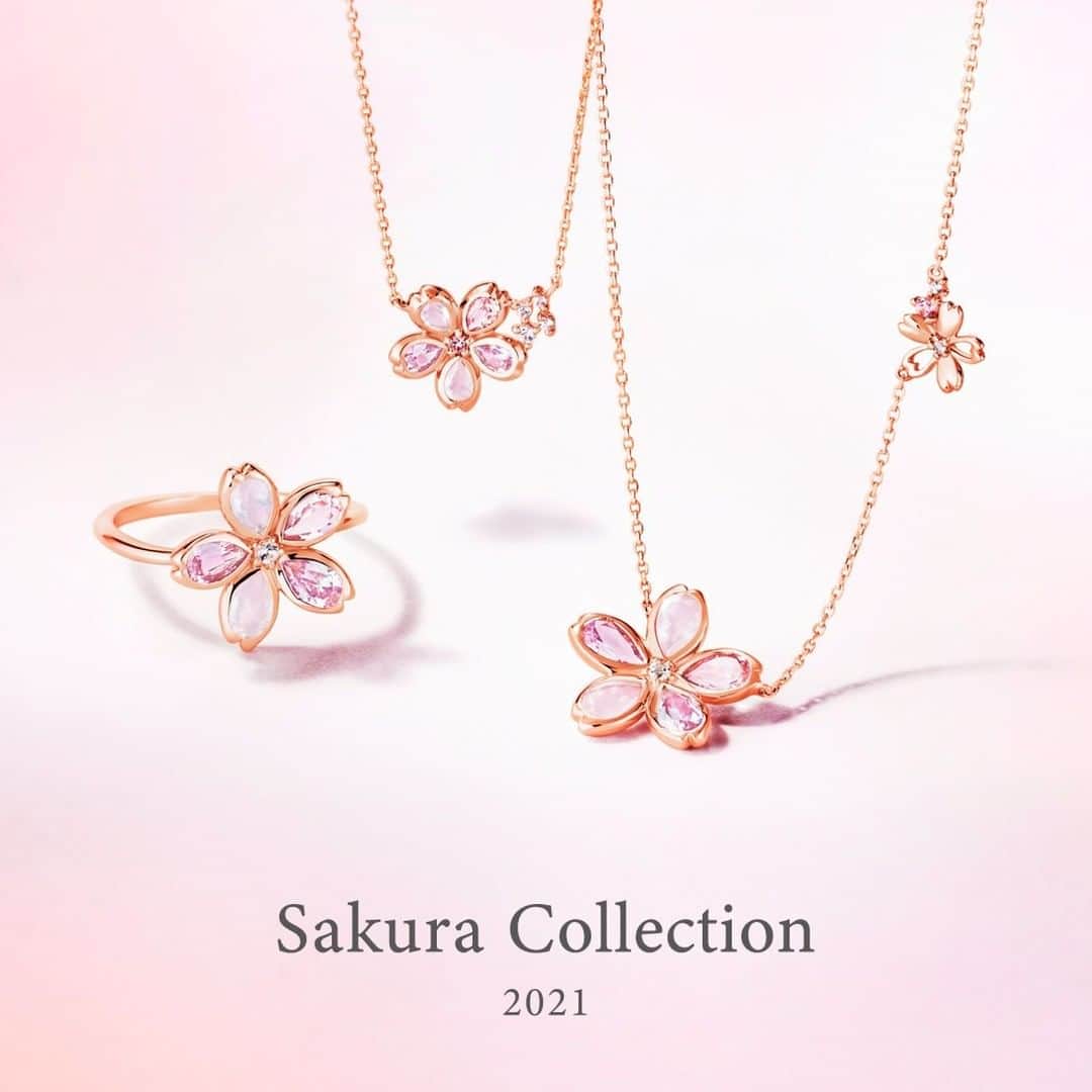 ４℃ / ヨンドシーさんのインスタグラム写真 - (４℃ / ヨンドシーInstagram)「・ 本日発売✧ 【Sakura Collection 2021】 ・ 厳しい冬を乗り越え、ひときわ綺麗な花を咲かせる桜。身に着ける女性が、春への希望をもって明るい未来へと前向きに進めますように、という願いを込めています。 ・ 大変な時期を乗り越え、桜の花のように力強く生きる美しい女性たちの心に春がやってきますように。 ・ 限定ケース付き （数量限定） ・ 左から ¥36,000＋税 K10PG(11211-614-3101) ¥28,000＋税 K10PG(11211-612-3103) ¥38,000＋税 K10PG(11211-612-3102) ・ #ヨンドシー #ジュエリー #ネックレス #ピアス #ブレスレット #リング #さくら #桜 #春 #プレゼント #ギフト #ファッション #新作 #ピンクゴールド #トレンド #jewelry #necklace #piercedearrings #ring #braceletl  #cherryblossom #sakura #present #gift #fashion #fashionjewelry #newarrivals #trend #collection #spring」2月5日 18時00分 - 4c_jewelry