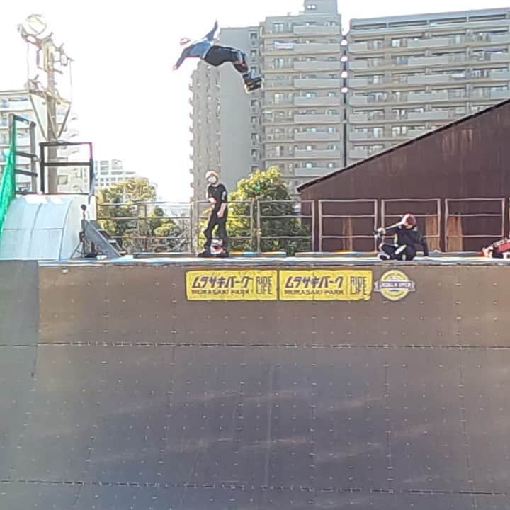 安床武士のインスタグラム：「Flatspin✝️ Great shooting day with @photo_luv_db !! ハーフパイプの気持ち良さは別格！ @usdskates  @goodskates_inc  @canamonroad_japan  @lzbn_official  @papasu1048  #usdskates #usdaeon #aeon72 #rollerblading #inlineskate #blading #vert #インラインスケート #ローラーブレード #takeshiyasutoko #安床武士 #✝️」