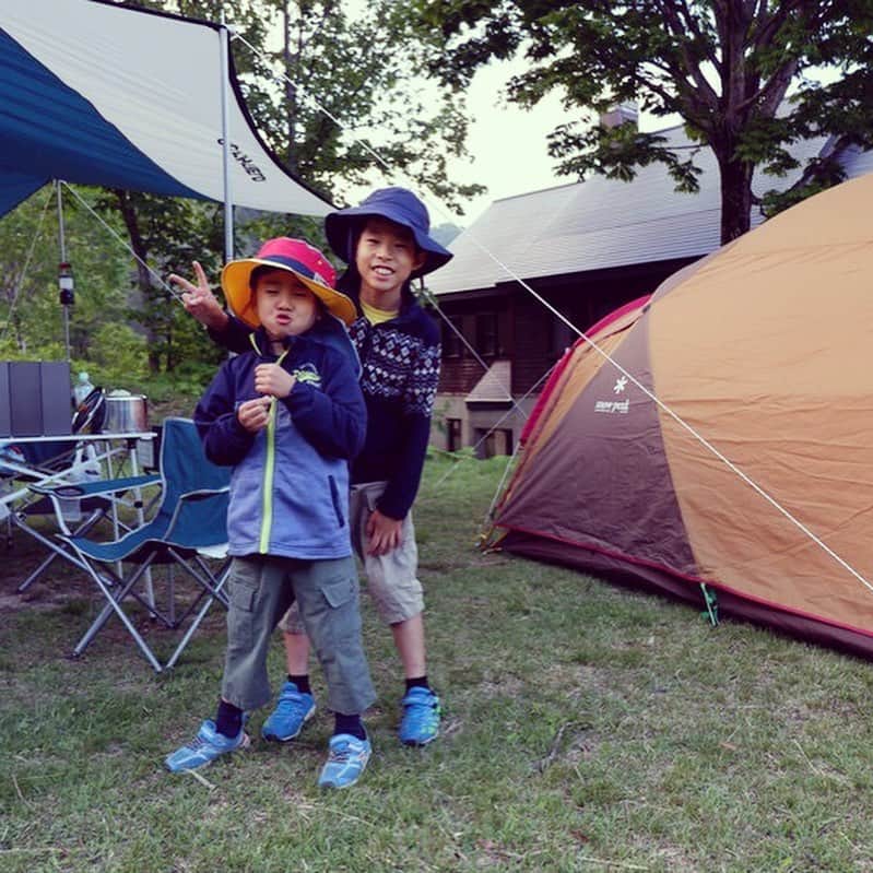 キャンプ情報サイト［ランタン］さんのインスタグラム写真 - (キャンプ情報サイト［ランタン］Instagram)「CAMP SMILE STYLE ／ キャンプならでは！懐かしの 飯ごうで炊くごはんは特別な味 ＼ いろんなキャンパーのキャンプスタイルを現地取材と一般キャンパーからの投稿で数多く掲載してます。 . . 詳しくは @lantern.camp webサイトをご覧ください . . #camp #camping #outdoor #travel #trip #lantern_smile #nature #キャンプ #キャンプ用品 #アウトドア #テント #自然 #旅行 #キャンプ初心者 #キャンプ好きな人と繋がりたい #キャンプスタイル #LANTERN #キャンプギア #logos #ロゴス #ピラミッドtakibi #焚き火 #飯ごう #スノーピーク #snowpeak #春キャンプ #ファミリーキャンプ #雨飾高原キャンプ場」2月5日 18時11分 - lantern.camp