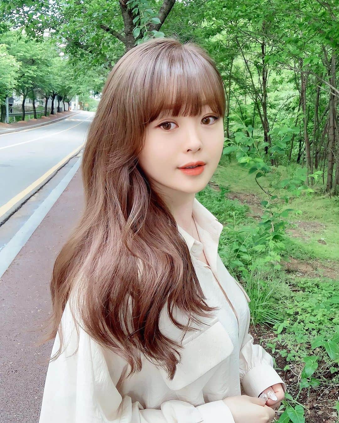 スヒョンのインスタグラム：「♥ 지금 보면 놀라운 마스크도 없고 패딩도 안 입은 사진 🦾👧🏻🤳🏻 𝑱𝒂𝒏𝒈𝒔𝒖𝒉𝒚𝒖𝒏」