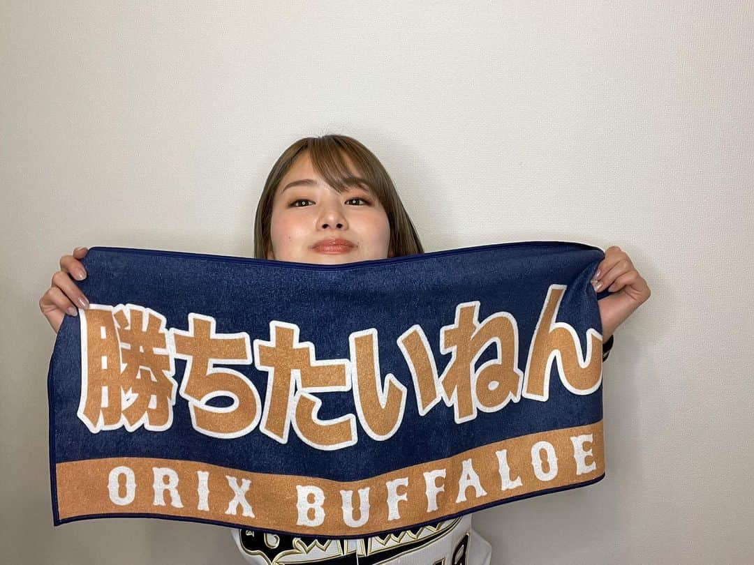 稲村亜美さんのインスタグラム写真 - (稲村亜美Instagram)「プロ野球キャンプも第一クールが終了しましたね😊 沖縄は20℃くらいの気温で過ごしやすそうで羨ましいです👌  テレビ中継で観るのは解説もついているのでより細かく専門的にみれるのがお得感があって嬉しいです！ なんといっても今年は臨時コーチが豪華でチラッと映るたびに嬉しくなりますね！！！  それでは第二弾の #グッズ購入でプロ野球開幕祈願  は オリックス・バファローズです！ オリックスのユニフォームは品のあるゴールドでシックなイメージがあるのでメイクも大人めにリップをベージュにしたりしました👌👌 憧れていた吉田正尚選手のダンベルが手元にきて終始笑顔がとまりませんでした😊😊😊 他にもお洒落な帽子やアパレルも豊富だったので皆さん是非みてください🙏  https://shop.buffaloes.co.jp/  余談ですが、、、 なぜ山本由伸選手のユニフォームかというと去年のハロウィンでやろうとしてたからなんです😅😅😅 特に予定もお誘いもなかったのでお蔵入りになりました😅😅😅  #オリックスバファローズ  #勝ちたいねん」2月5日 18時05分 - inamura_ami