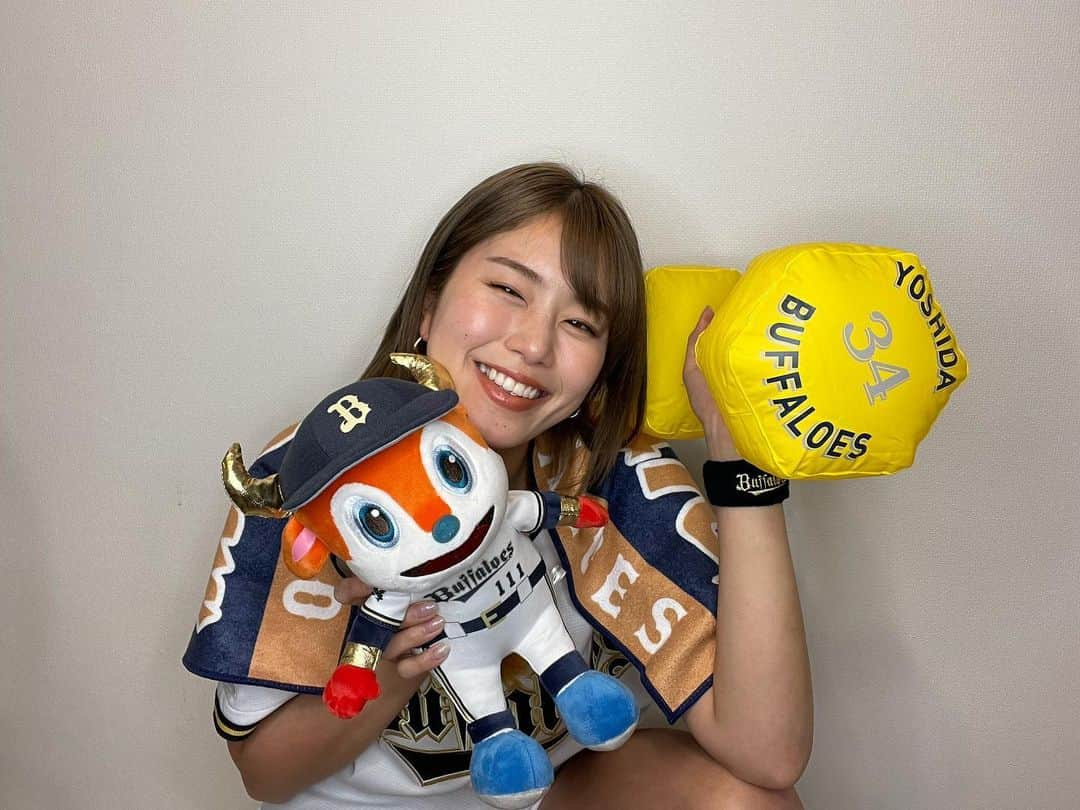 稲村亜美さんのインスタグラム写真 - (稲村亜美Instagram)「プロ野球キャンプも第一クールが終了しましたね😊 沖縄は20℃くらいの気温で過ごしやすそうで羨ましいです👌  テレビ中継で観るのは解説もついているのでより細かく専門的にみれるのがお得感があって嬉しいです！ なんといっても今年は臨時コーチが豪華でチラッと映るたびに嬉しくなりますね！！！  それでは第二弾の #グッズ購入でプロ野球開幕祈願  は オリックス・バファローズです！ オリックスのユニフォームは品のあるゴールドでシックなイメージがあるのでメイクも大人めにリップをベージュにしたりしました👌👌 憧れていた吉田正尚選手のダンベルが手元にきて終始笑顔がとまりませんでした😊😊😊 他にもお洒落な帽子やアパレルも豊富だったので皆さん是非みてください🙏  https://shop.buffaloes.co.jp/  余談ですが、、、 なぜ山本由伸選手のユニフォームかというと去年のハロウィンでやろうとしてたからなんです😅😅😅 特に予定もお誘いもなかったのでお蔵入りになりました😅😅😅  #オリックスバファローズ  #勝ちたいねん」2月5日 18時05分 - inamura_ami