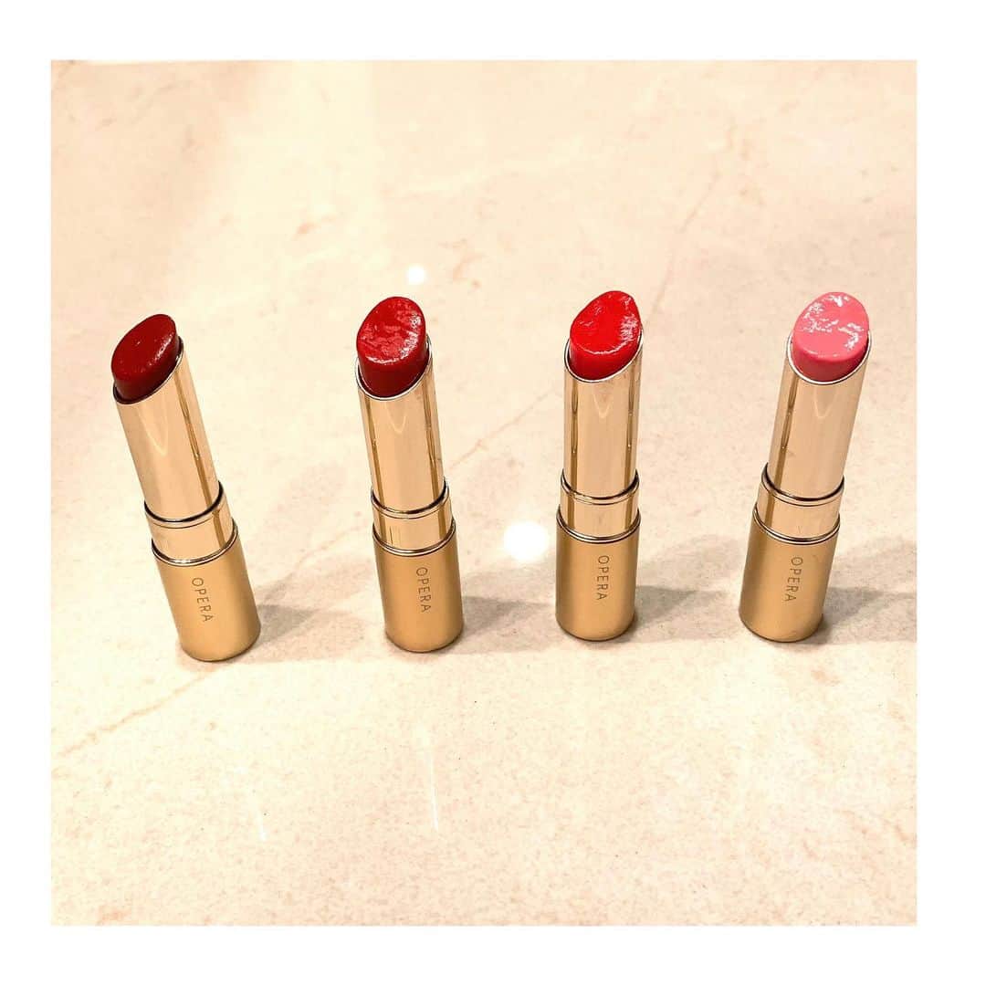 のインスタグラム：「こちらが先程投稿した写真にも使用していた、 オペラリップティント💄 昨年から使用していて4色持っています。 (しかも1つ1650円！) これ好き過ぎる❣️  ティントたけど、凄く艶があって潤いもある。 ティントだから落ちにくい！ マスクをする時は、塗ってからティッシュオフするとマスクに付きにくく、 けど色は唇に馴染んでいます👄 自宅にいてもリップを付けて色味があると、すっぴんでも顔が明るく見えるのでオススメです✨ 他の色も欲しい💕  艶リップがお好きな方には、 特にオススメです💄 (写真2枚目の色をご参考に)  左から #テラコッタ  #レッド #ピンクフレイズ #ベイビーピンク (限定色もあるので、今は販売していない色もあります)  #オペラ #opera #オペラリップティント  #優秀リップ #プチプラコスメ」