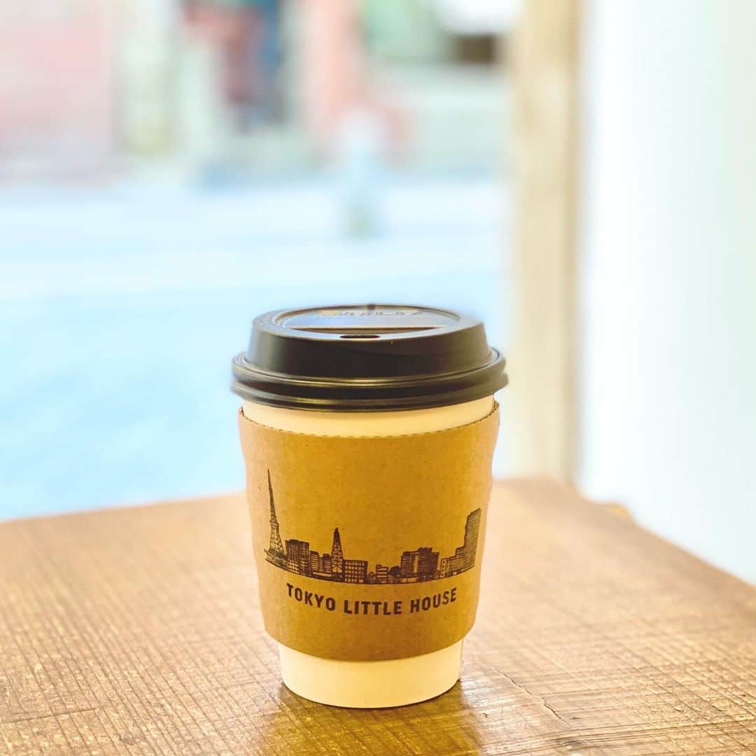 のインスタグラム：「﻿ 　﻿ @erable.0915 作業の日は 一日中、室内仕事なので 休憩時間にコーヒーを飲みに出るのが癒しの時間☕️💕﻿ 　﻿ ﻿ 普段は近所で済ませてしまいますが、少し遠くまでお散歩しながらカフェを探しに行くのも日々の楽しみ☺️﻿ 　﻿ ﻿ 深煎りで、酸味の極少ないものが好み🤎﻿ 　﻿ ﻿ 　﻿ #coffee#休憩」