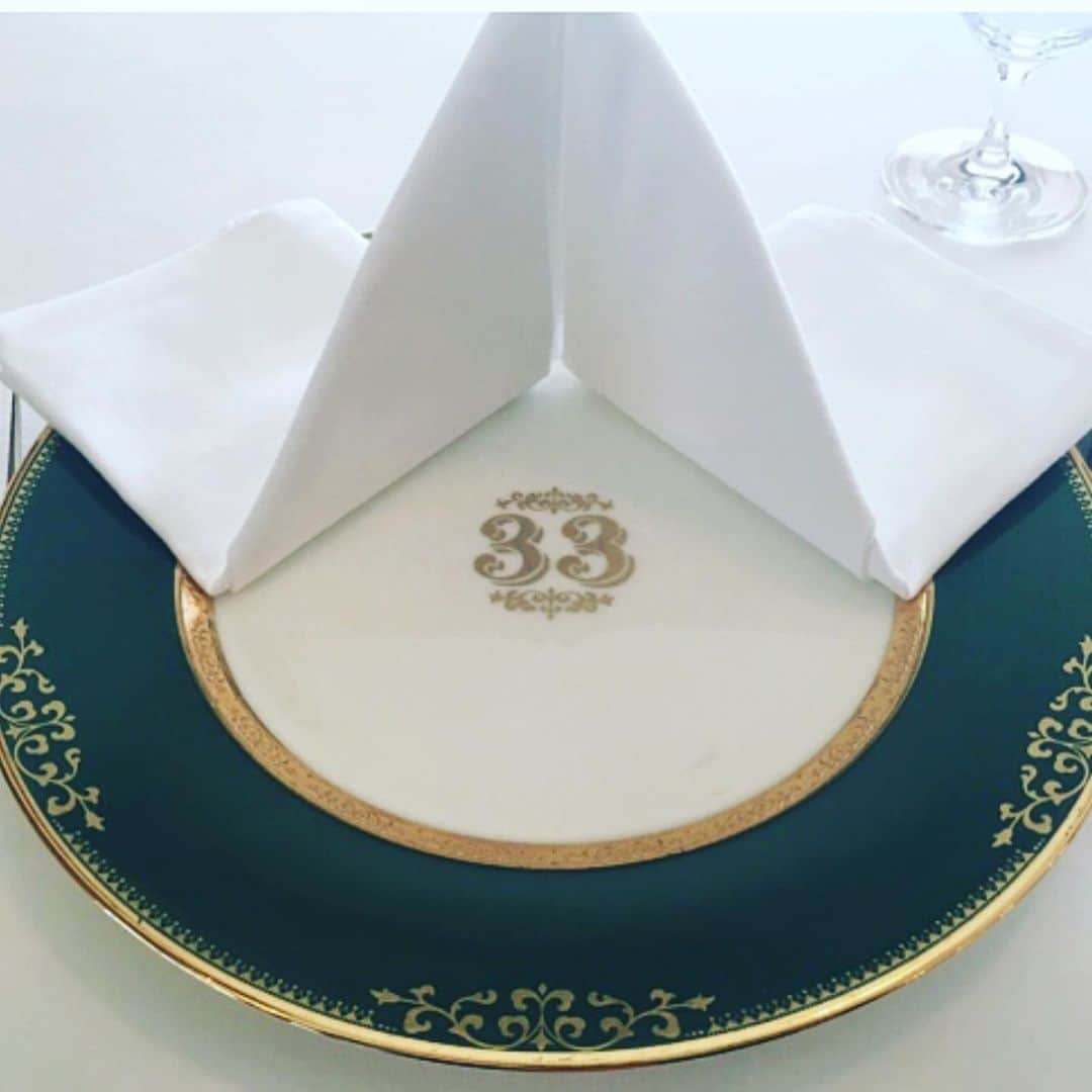 SHIZUさんのインスタグラム写真 - (SHIZUInstagram)「クラブ33 ディズニーにある 秘密のレストランなんだけど 写真整理してたらでてきて、 日付みたらもう4年前だなんて、、、 月日が経つのは早すぎる 記念だから残しておく！📷  この時以来ディズニーに 行って無いのだけど コロナ落ち着いたら行きたいな😚 Disneylandとseaをハシゴして あやかと最後にDisneyseaに双子コーデして 行ったのが最後💜💚💛  ちなみに ユニバーサルスタジオジャパンは 人生でまだ行ったことないのww すごくお勧めされる🤩  おすすめのテーマパークはどこ？？  #disney  #disneyland  #disneysea  @club33 #秘密のレストラン #tokyo #テーマパーク #usj #大阪 #ユニバーサルスタジオジャパン  #コスプレ #写真に残したい #忘れない努力」2月5日 18時08分 - _s2s2_s2_
