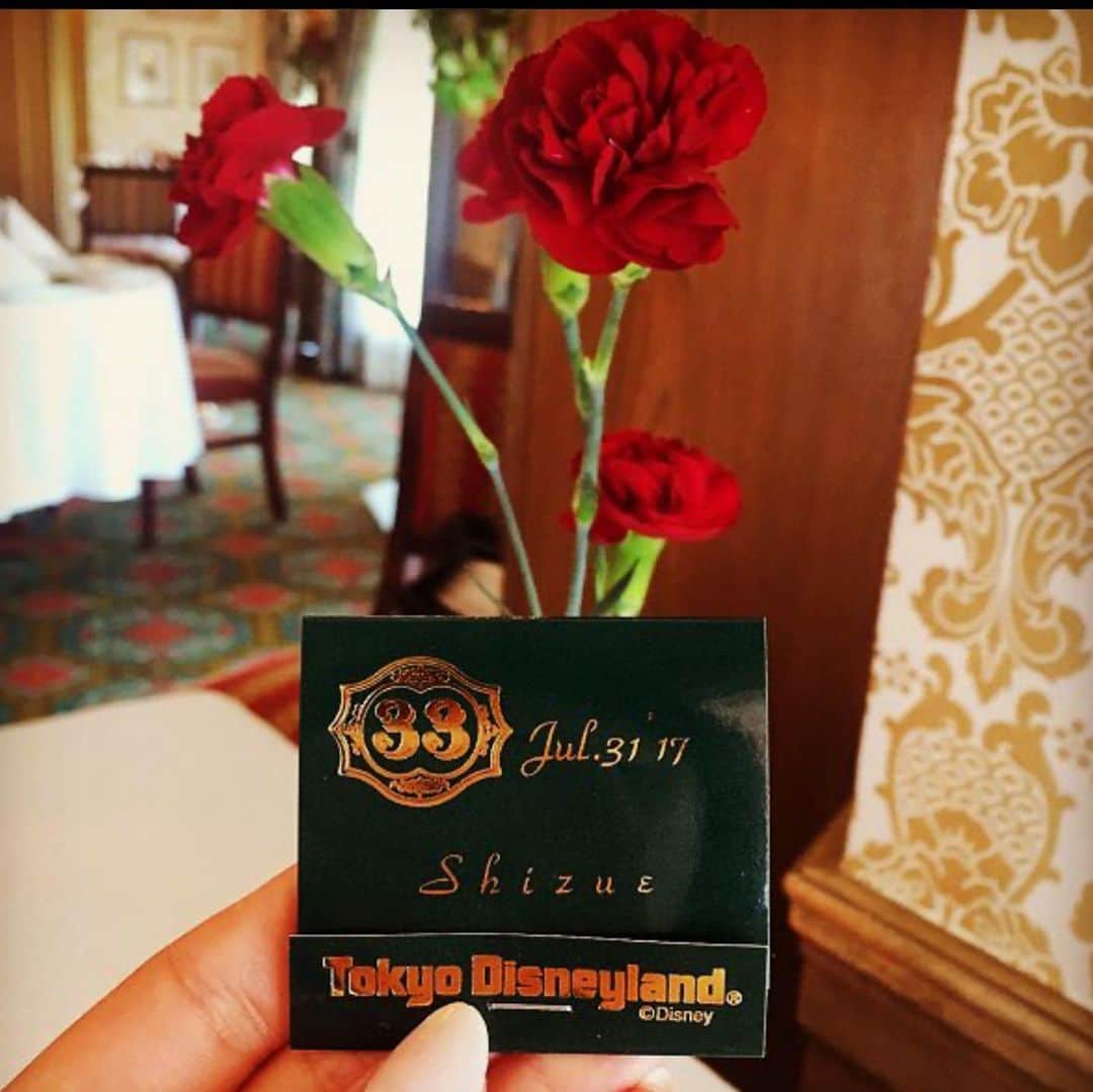 SHIZUさんのインスタグラム写真 - (SHIZUInstagram)「クラブ33 ディズニーにある 秘密のレストランなんだけど 写真整理してたらでてきて、 日付みたらもう4年前だなんて、、、 月日が経つのは早すぎる 記念だから残しておく！📷  この時以来ディズニーに 行って無いのだけど コロナ落ち着いたら行きたいな😚 Disneylandとseaをハシゴして あやかと最後にDisneyseaに双子コーデして 行ったのが最後💜💚💛  ちなみに ユニバーサルスタジオジャパンは 人生でまだ行ったことないのww すごくお勧めされる🤩  おすすめのテーマパークはどこ？？  #disney  #disneyland  #disneysea  @club33 #秘密のレストラン #tokyo #テーマパーク #usj #大阪 #ユニバーサルスタジオジャパン  #コスプレ #写真に残したい #忘れない努力」2月5日 18時08分 - _s2s2_s2_