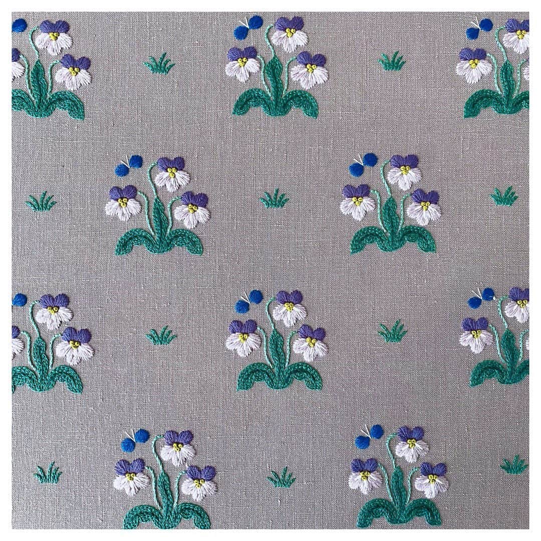 樋口愉美子さんのインスタグラム写真 - (樋口愉美子Instagram)「. Violet garden 🦋 すみれの花咲く頃〜♪ ミセス3月号の連載は『スミレの庭』 ワンポイントにも使える図案です。 . . . #violet  #violets #embroidery #handmade #spring #pattern #yumikohiguchi #ミセス #文化出版局 #雑誌 #雑誌ミセス #すみれの花咲く頃 #すみれ #スミレ #刺繍 #刺しゅう #手作り #裁縫 #手芸 #樋口愉美子」2月5日 18時08分 - yumikohiguchi