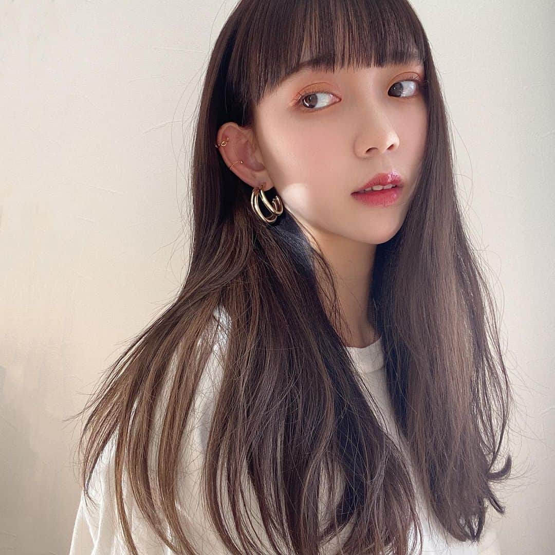 野島樺乃のインスタグラム：「オリーブグレージュ🌿 久しぶりに暗髪しました。 さりげなく耳元に薄いインナーカラーも 入れてます。春色なんだって~🍃  @violetmurase さんありがとうございます🍯  #オリーブグレージュ #オリーブカラー #グレージュカラー #グレージ#インナーカラー #暗髪 #ワイドバング #春カラー #名古屋 #栄　 #ヘアスタイル #トレンドヘア」