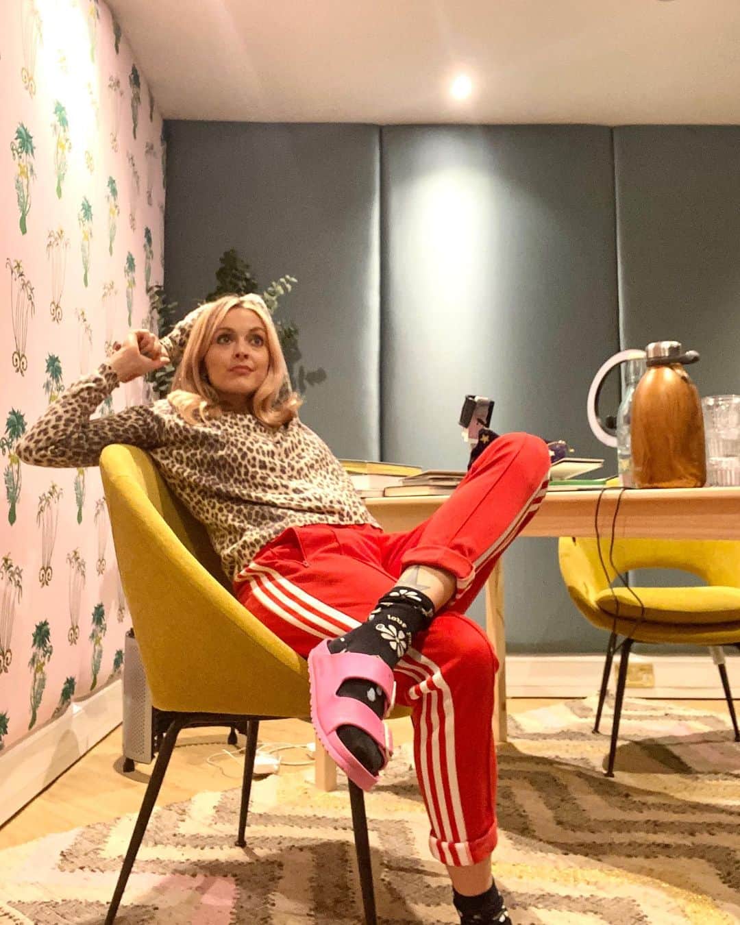 ファーン・コットンのインスタグラム：「Kind of hoping my next book just starts magically writing itself. Stealing 10 minute chunks in between home schooling and my brain is like mash potato. Im not sure I’ve ever been this unfocused before. I’ve got a million ideas but no capacity or space to let them unfurl. Massive love to all parents out there today. THIS IS NOT easy! We’re doing our best! Now...coffee!  #lockdownbrain」