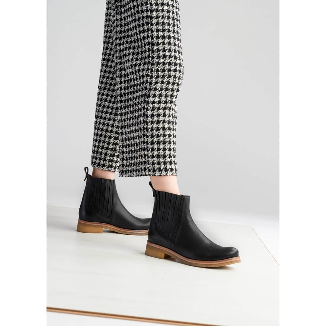 テーリポルキのインスタグラム：「Stay warm and stylish - Cozy merino wool lining and sturdy natural crepe sole are made for this kind of cold Winter days❄️⠀⠀⠀⠀⠀⠀⠀⠀⠀ ⠀⠀⠀⠀⠀⠀⠀⠀⠀ #TERHIPÖLKKI #terhipölkkistore #finnishdesign #sustainable #footwear #shoes #boots #winterboots #chelsea」