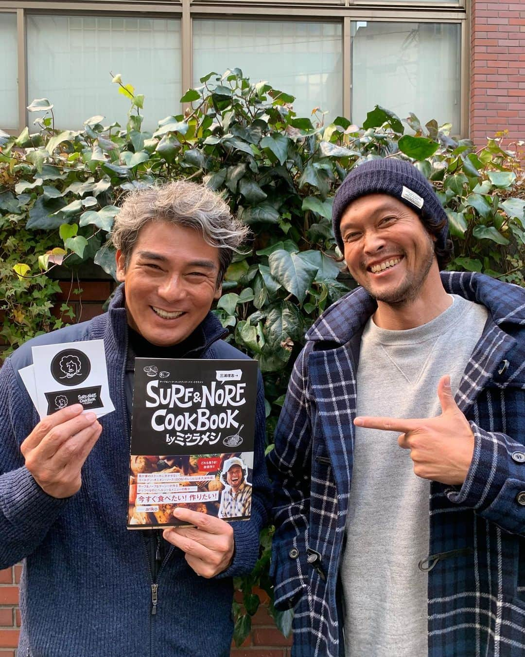 三浦理志さんのインスタグラム写真 - (三浦理志Instagram)「「SURF&NORF COOK BOOK by ミウラメシ」を届けよう企画❗️4人目は〜 俳優の宍戸開さんです❗️ 詳しくは @oceans_magazine のインスタをチェックして下さい❗️ @kaishishido 開さんありがとう御座いました〜❗️ #ミウラメシ #surfandnorfcookbook #surfandnorf #recipe #recipebook #cookbook #料理　#料理本 #レシピ本 #男めし #oceans #oceans_magazine #宍戸開」2月5日 18時15分 - mar4m