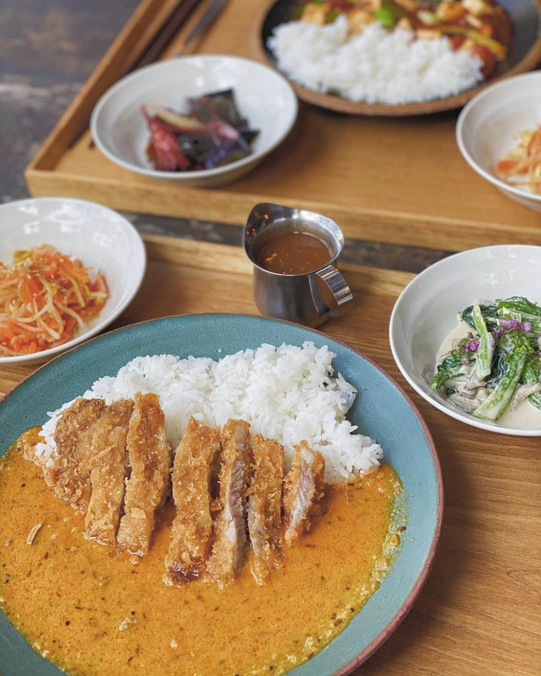 茉莉さんのインスタグラム写真 - (茉莉Instagram)「🌿🍴 . . おすすめのカフェ紹介🌼 白金台にあるお店。 建物から店内の中まで 緑に囲まれて癒される…🪴 ランチも美味しいし、 特にシュークリームが最高です👏 スワイプしてみてみてね☺️ . . . #白金台#like#カフェ巡り#ランチ#カツカレー#シュークリーム#ご馳走様でした#cafe巡り#これから#色々#紹介します#📝」2月5日 18時20分 - mari._xx