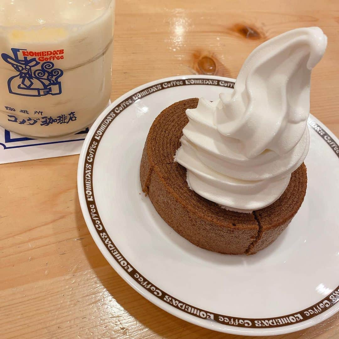 長久梨那のインスタグラム：「． コメダ珈琲で今日から販売のクロネージュリッチショコラ食べたい🥺(2枚目参照) GODIVAとコラボだって🥺 とりあえず去年食べたクロネージュ載せとく🥺 コメダ珈琲のミルクセーキ好き💓」