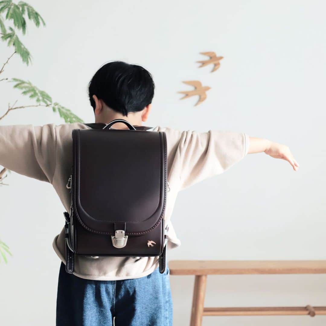 きなこのインスタグラム：「つばめポーズ✨ この写真で息子が背負っているのは"ワインレッド"。阪急電車のような少し赤みのある濃い茶色で、上品な大人っぽいカラーです☺️  ▼展示会のお知らせ 2月24日（水)～3月2日(火) 伊勢丹浦和店さんにて、#ずっとランドセル 全ラインナップを展示します✨（密を回避するため、事前にご来場いただけそうな日時をお知らせいただくアンケートをご用意しております）  ▼初回カタログ請求、たくさんのご依頼をいただきありがとうございました！初回カタログご購入者様へ、先行レンタルサービスを開始しています。詳しいご案内は順次お送りしておりますカタログと一緒にお届けしています🙇‍♀️  ▼ランドセル詳細、展示会、生地見本請求については、ブログのトップ《コラボアイテム》内でご案内しております。（カタログは現在、初回分が売り切れになっており増刷中です。準備ができ次第再開させていただきます。申し訳ございません🙇‍♀️） blog→ @kinako_710」