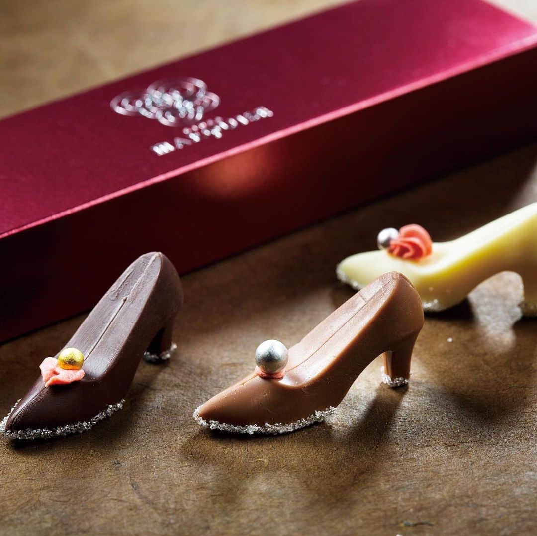 BASE（ベイス）のインスタグラム：「ハイヒールショコラ3個入り ／ 銀座マルキーズ（@ginza_marquise）  ありがとう！を贈りたい💝 「おしゃれなあの子」にぴったりなショコラ。  ＜銀座マルキーズ＞は「伝統」を大切にする気持ちと 「流行」に敏感でありたいというパティシエの想いが 込められたスイーツをお届けします。  ハイヒール形のチョコレートは スイート、ミルク、ホワイトの3種類が入っており 見た目の可愛さと、繊細なつくりに 思わずうっとりするはずです👑🐰  —————————  BASEではショップの公式アカウントを応援！  こちらの投稿に「いいね」や 「コメント」をくださったショップ様の商品を BASE公式Instagramの「商品紹介」にて 抽選で紹介させていただきます。  ぜひこの機会にご参加ください🌟  #baseec #baseecで販売中 #バレンタイン #バレンタイン #バレンタインギフト #バレンタインチョコレート #バレンタイン2021 #手土産 #チョコレート #ショコラ」
