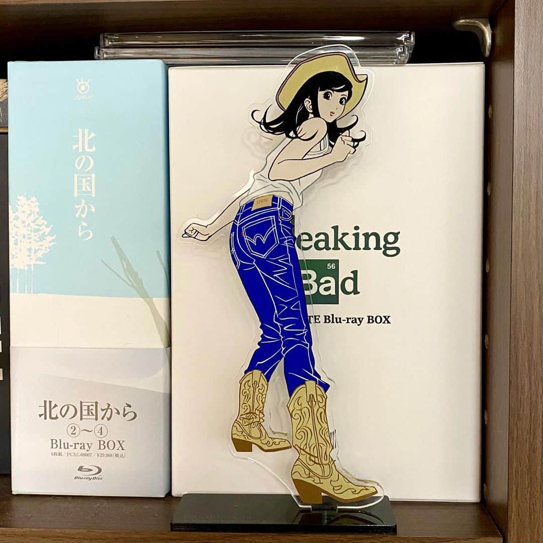 江口寿史のインスタグラム：「３月13日から始まる『彼女展』青森の会場で販売するアクスタ(アクリルスタンド)の紹介です！ まずはジーパン女子から ❶Urban Cowgirl ❷Shoelace ❸ジーパン女子 ❹セゾンの、というか東池袋52の(笑)三人娘。左からまりんさん、あおいさん、わかばさん ❺Zoffの店員さん ❻大空ひばり の８種類です！！ これらのグッズは基本的に『彼女展』の会場でしか買えません。ネット通販の予定は今のところありませんが、青森のあとは旭川→熊本→盛岡と巡回するので、お近くの会場での開催を待ってて下さいね。」