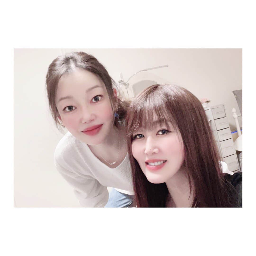 小山田みずきさんのインスタグラム写真 - (小山田みずきInstagram)「先日、久しぶりに姉上まどかが我が家に。 姉が自撮りしている所に乱入してみたら、スッピンだった私の顔がメイクされた。。 瞬きするとメイクが変わるよって言われて試して更にびっくりw スッピン自撮りも加工無しカメラで撮っている私、、時代に取り残されていた、、、  この日は家族に凄く嬉しい事があったから、夕食は近所のスーパーで一緒に買い物して、完成したら両親にテレビ電話を繋いでリモート祝宴会♪ ハイボールから始まり、赤ワイン、韓国焼酎、良い夜でした☆  #三姉妹　#次女 #宴会　#姉妹飲み #湘南 #湘南ライフ #fashion #beauty #makeup #actress #actresslife #model #modellife #follow #followme」2月5日 18時28分 - mizukioyamada