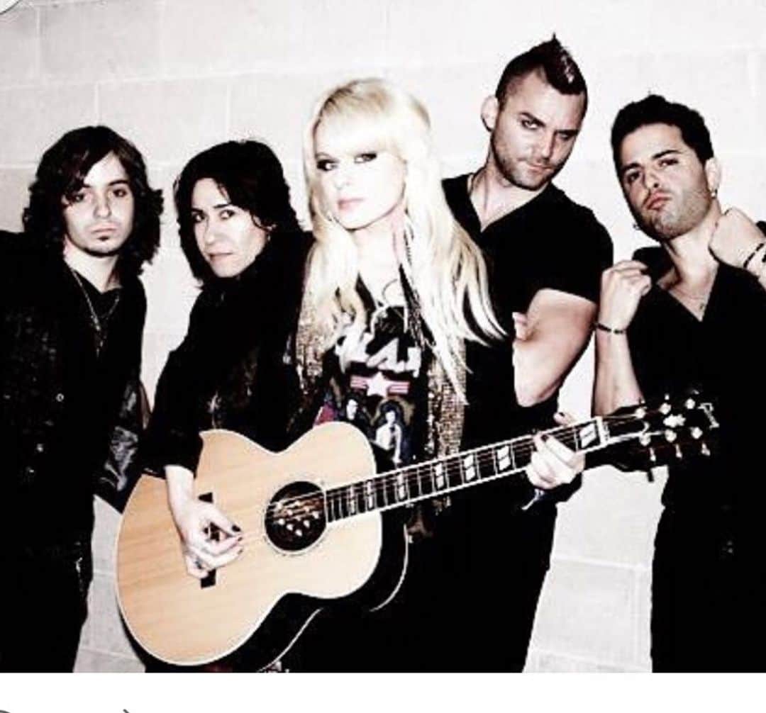 のインスタグラム：「#Tb My first australian #believe tour all looking very trustworthy #goodtimes  @brianchiusano @michaeljohnbaker @_danieldamico @viviramabass」