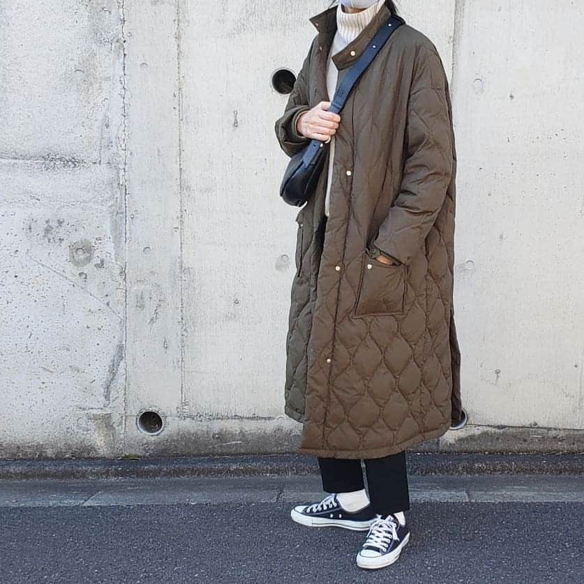 のインスタグラム：「* #@lavishgate のロングダウン これだけ丈のあるダウンコートはなかなか見つけられなかったので、即決でした。 軽くて快適😊 * もう2月ですね 今月もよろしくお願いします☃❄ * アウター:#lavishgate トップス:#spickandspan ボトムス:#uniqlo シューズ:#converse * #ootd#outfit#fasion#coordinate#casual#simple#ロングダウン#キルティングコート#キルティングダウン#ラビッシュゲート #スピックアンドスパン#アンクルパンツ#ユニクロ#コンバース#カジュアル#カジュアルコーデ#冬コーデ#ダウンコーデ#ママコーデ#今日のコーデ#今日の服#ファッション#高身長コーデ#コーディネート」