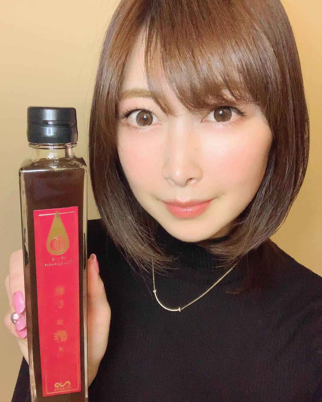 青木美香のインスタグラム：「おうち時間が多いので、少しでも健康的に✨  『飲む、コ酢メ』をソーダ割り🥤 @mico.as  スッキリして美味しい〜❣️ 酸っぱさも少なく甘みがあり飲みやすい☺️ 寒い日はお湯割りしてもいいかも✨  オンライン販売です😉 URL→https://micoas.jp/  #micoas#ザクロ#コ酢メ#お酢」