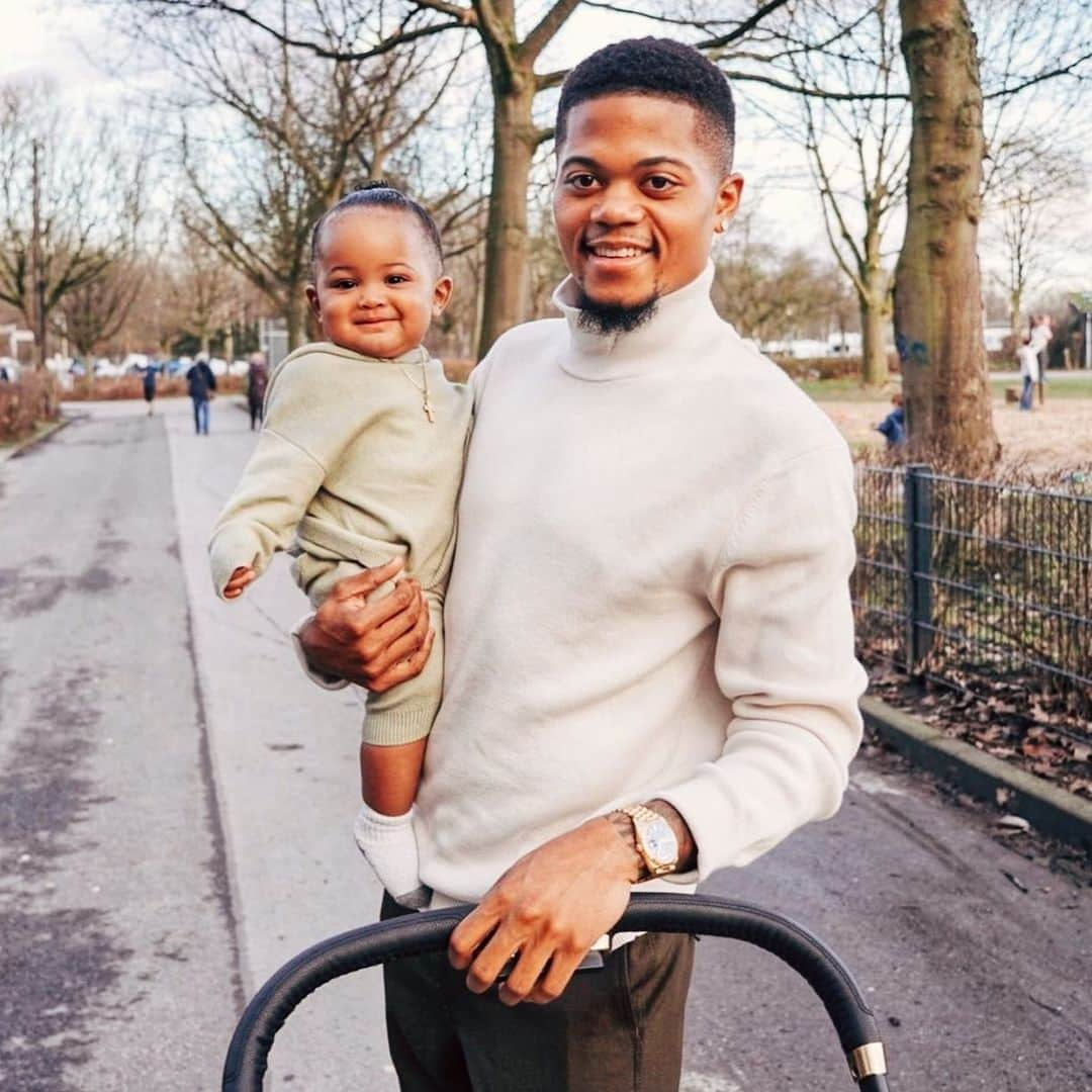 バイエル・レバークーゼンさんのインスタグラム写真 - (バイエル・レバークーゼンInstagram)「📸 @leonbailey #happybaby #happydaddy 😊」2月5日 18時27分 - bayer04fussball