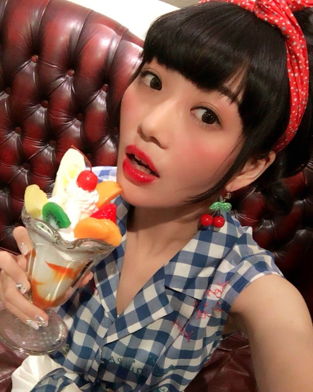新ユウユのインスタグラム：「暗かったのでブレ気味だけどずっとお気に入り…🍨  CHEERZさんのユウユのイメージがピンナップガール風で嬉しかったやつ  この時は完全なるダイエット飯スタグラムだったので今更ながら過去のお気に写真載せます」