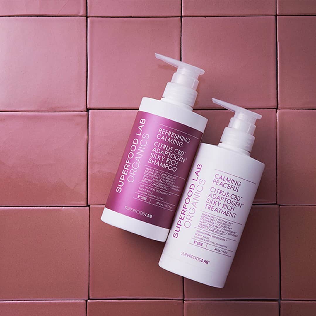 SUPERFOOD LABのインスタグラム：「マルラオイル✨配合シャンプー ・ ・ 話題のエイジング保湿成分「マルラオイル」とは… ・ 歴史は紀元前9000年まで遡ります。 ・ アフリカの人々は食用のほかに薬や祭事の際にも使う万能オイルとして多用し、アルガンオイルよりも美容効果や希少性が高い油といわれています！ ・ また、マルラオイルに含有されている「オレイン酸」や「パルミチン酸」の構成成分が、皮膚の角質細胞間脂質の構成成分と類似しているため毛髪への吸収性が良いと考えられ、頭皮の毛穴詰まりを改善し、ハリ、コシ、ツヤのある健康で美しい髪に導きます。 ・ ・ このマルラオイルを配合した「ORGANICS SILKY RICH (オーガニックス シルキーリッチ) 」シャンプー🛁 ・ 髪と地肌にうるおいを与えながら、しっとりしなやかに洗いあげます。 ・ ・ #スーパーフードのある日常﻿ #superfoodlab #スーパーフードラボ」