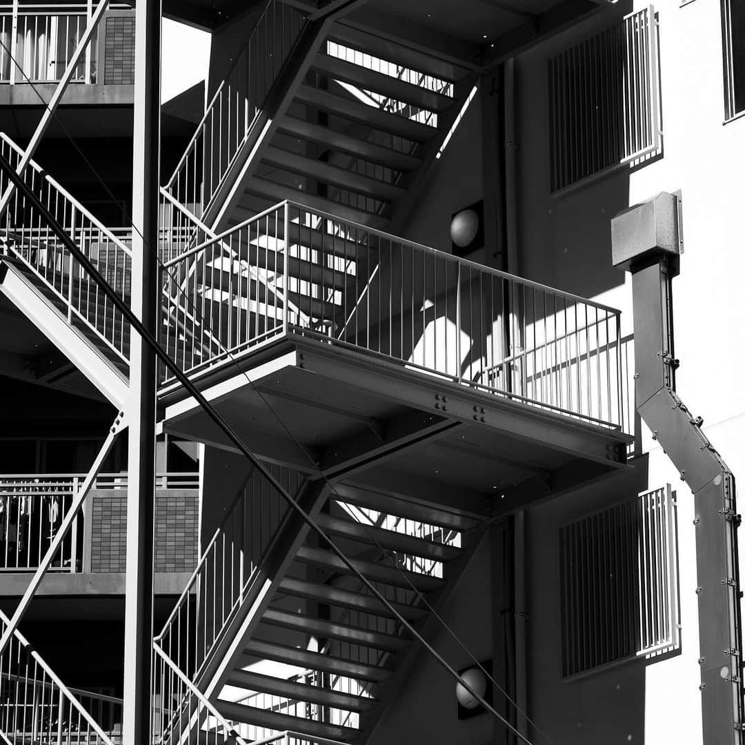 naotakeのインスタグラム：「非常階段 - Emergency stairs / X-T2 & Snapseed, 20210206 . . 2月は尻尾をしっかり掴んでいないと、スルリと逃げられる。 . . #spicollective #royalsnappingartists #infamous_family #rsa_main #infinity_photo_cult #jp_gallery_member #jp_gallery_bnw #trb_bnw #wp_bnw  #bnw_life #bnwlife_member #bnw_life_shots #bnw_captures #world_bnw #top_bnw #team_jp_ #team_jp_モノクロ #ig_energy_bw #ig_nihon #streetphotographybnw #igersjp #blackandwhite #bnw #bnwphoto #monochrome #bw #bnwphotography #今日もx日和 #fujifilm_xseries」
