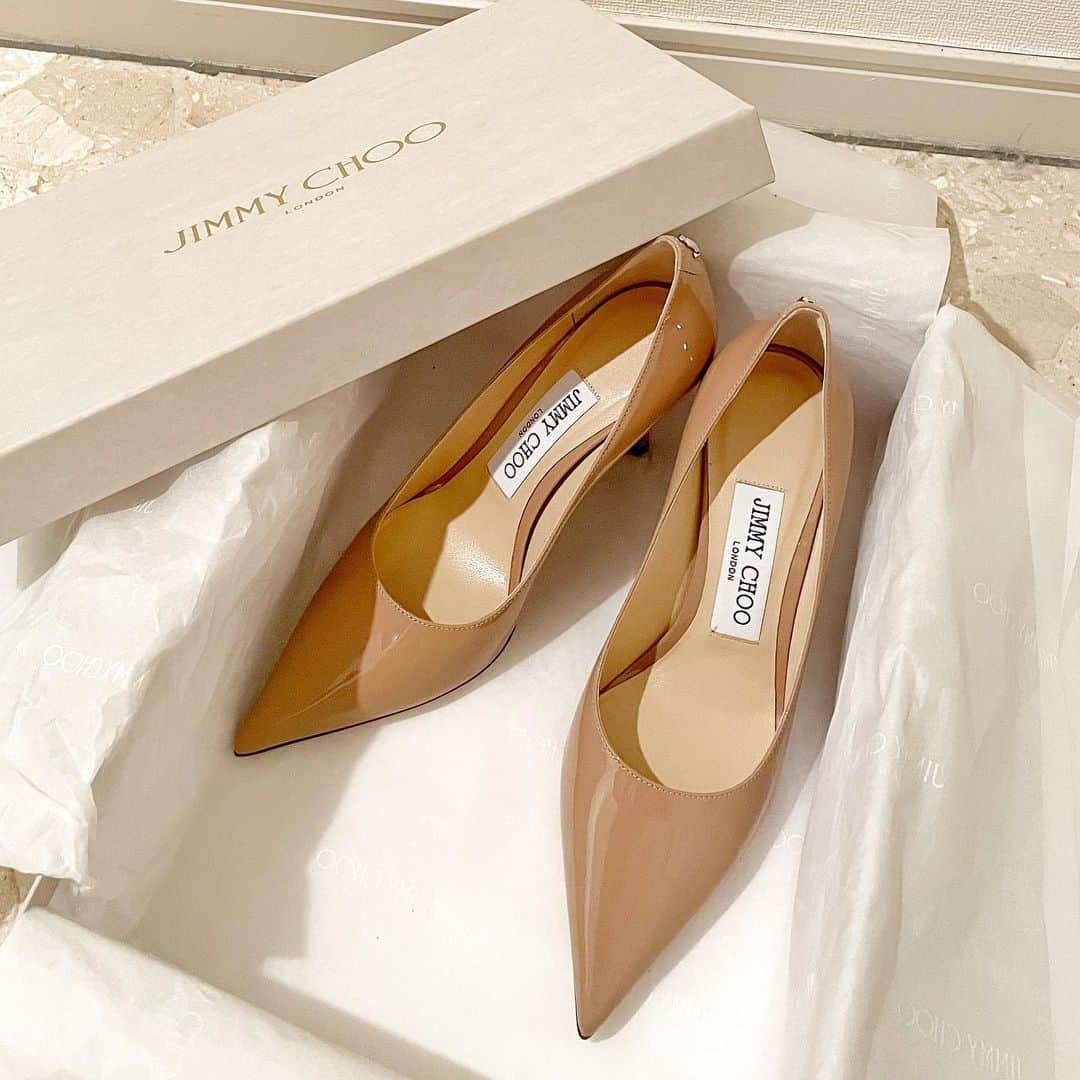 のインスタグラム：「How to pick a pair of shues? I always take into account my height and shape of feet. I prefer stiletto heels rather than other type of heels. Mostly, I get heels from jimmy choo or Kanematsu. These brands are so confy for me🥰  私は靴が大好きで良く買ってしまう（というか自分のサイズがなかなかないから出会ったらすぐ買ってしまう笑）のだけど選び方がだいぶ落ち着いてきた🥰 身長が低いのがコンプレックスで20代前半の時は10cm以上の高いものばかり履いていたんだけど、ヒールも黄金比率があることを知ってだんだん引き算してきた😉 最近は5-7cmがお気に入り🙆‍♀️ これは8.5cmだけど笑 ヒールは細ければ細いほど良い🥰 私は小さめの21.5cmっていうなかなかないサイズでかなり靴に失敗してきたんだけど、最近はジミーチュウかカネマツが安定😘  #jimmychoo #love85 #パンプス　#pumps #pumpshoes #パテント #パテントパンプス #ジミーチュウ　#heels  #ポインテッドトゥ #ポインテッドトゥパンプス #エナメルパンプス #ファッション #ファッション好きな人と繋がりたい #ootd #instafashion #いいね返し #lfl #likeforlike  #stilettoheels #靴好きな人と繋がりたい #シンデレラシューズ #instagood #フォロワー増やしたい #フォロワー募集中」
