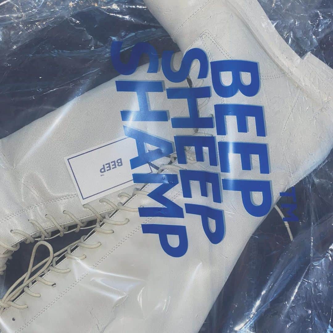 Yumeのインスタグラム：「@beep_ss のロングブーツげっと🤍🤍🤍  黒しか持ってなかったからちょうど白も欲しかったの🥲✨✨  シンプルな編み上げで 絶対に使いやすい👍👍👍 履き心地もよくてお値段以上💭💗💗  #韓国通販#beep#ロングブーツ#編み上げブーツ」