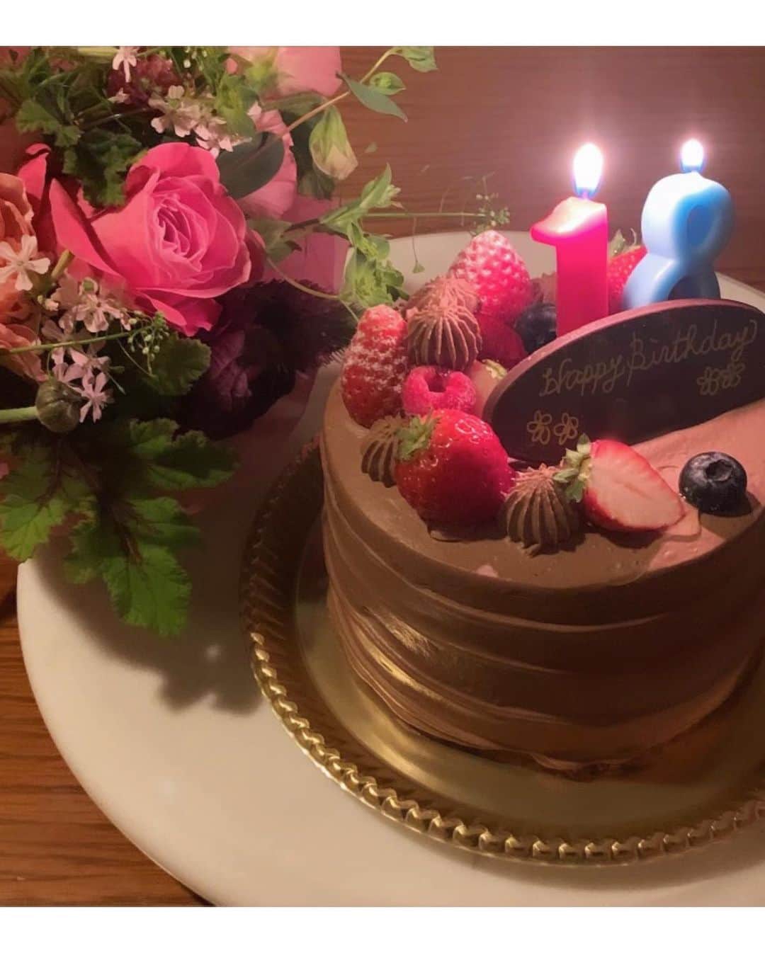 樹神さんのインスタグラム写真 - (樹神Instagram)「ついアルバムに手が伸びてしまう。  先日、娘の誕生日でした。  いつかのお花見。お気に入りのミナペルホネンのワンピを着て、小っちゃくて可愛いかったなー。  18歳になりました。おめでとう♪  変わらず毎日ゲラゲラ笑って楽しそう、母はありがたいです。  #happybirthday #daughter #cherryblossom  #birthdaycake #lolioli365」2月5日 18時33分 - kotamaofficial