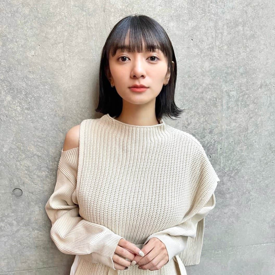 笛木陽子さんのインスタグラム写真 - (笛木陽子Instagram)「ふふふ、1年ぶりに前髪復活﻿。 ﻿ たっくんにストレートとカラー﻿+前髪CUTしてもらったよ✂︎﻿ ﻿ 色落ちとアレンジするの楽しみ﻿🌿 ﻿ いつもありがとう〜 @taku_nakauchi ﻿ ﻿ #銀座サロン#ボブ#ボブヘアー#外はねボブ#縮毛矯正#ヘアカラー#春カラー#前髪 #前髪パッツン#お洒落ボブ#春服#murua」2月5日 18時33分 - yoko_fueki56