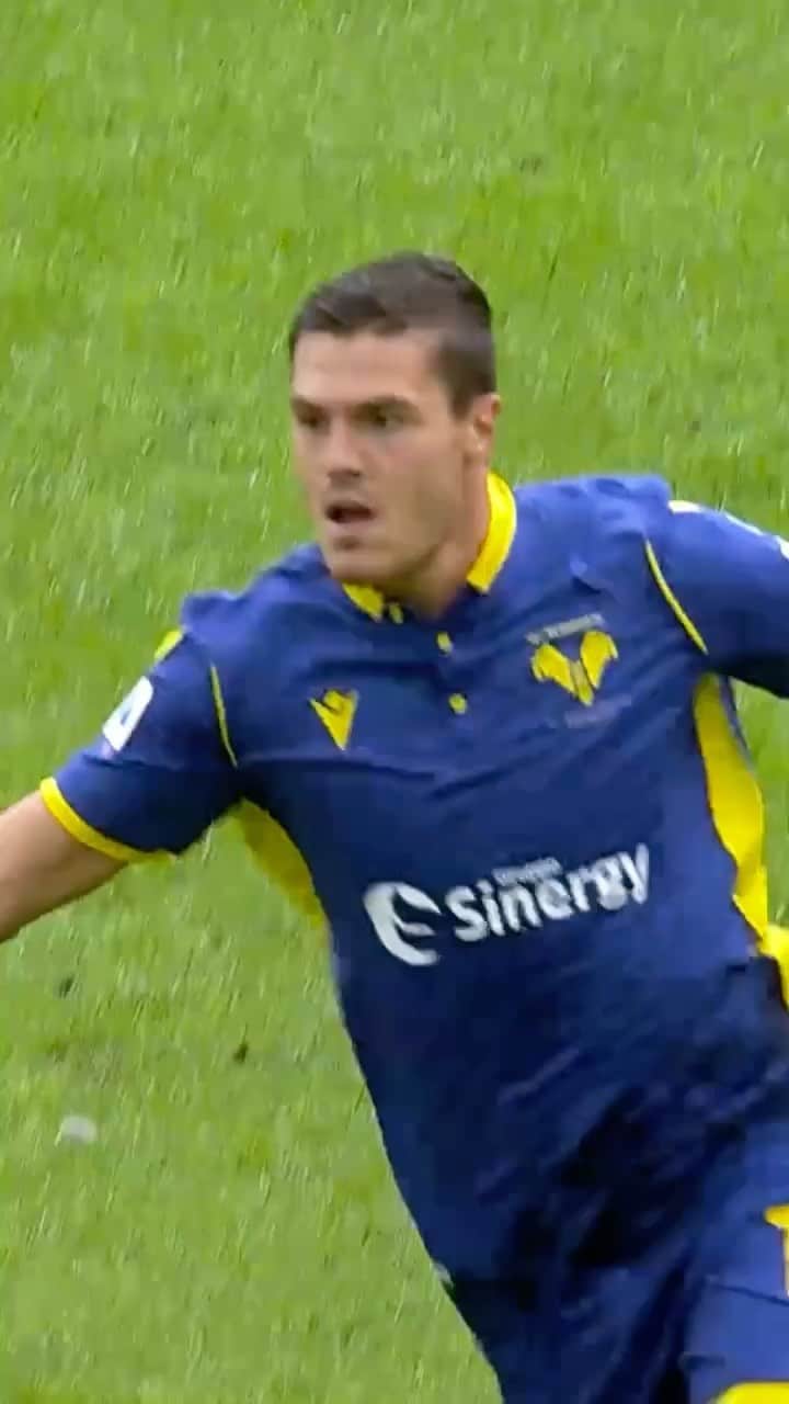 エラス・ヴェローナFCのインスタグラム：「Hai mai fatto un assist di guancia? @faraoni5 sì 😆  Il gol di @andreafav30 che ha deciso la gara di andata! 💛💙  #DaiVerona #UdineseVerona #FlashbackFriday」