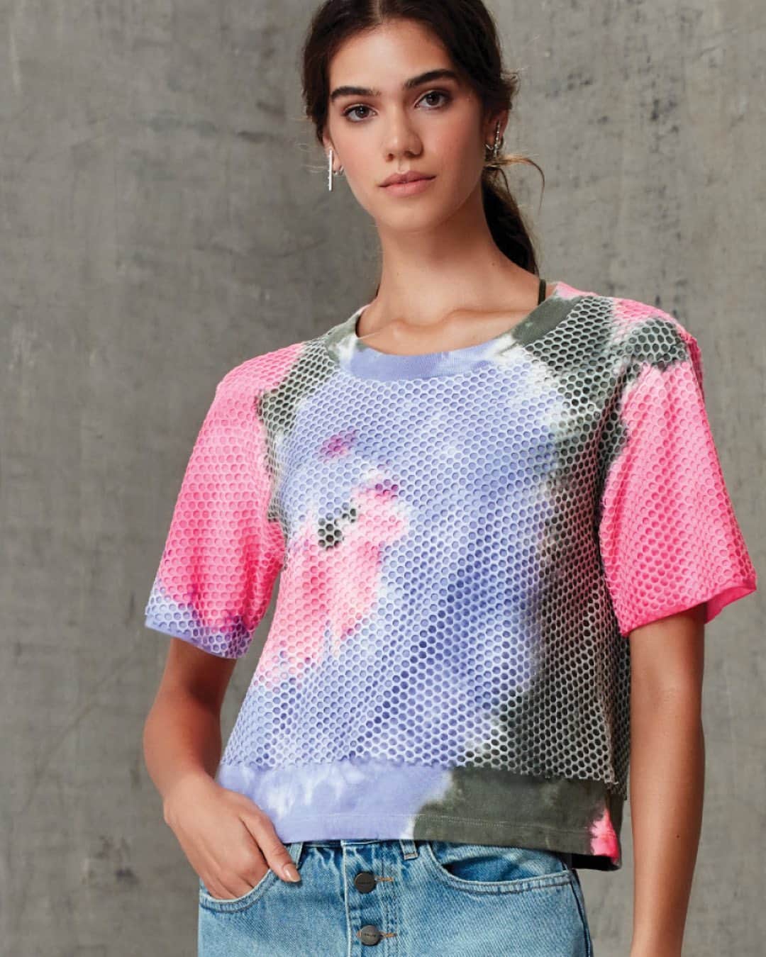 ロザ チャのインスタグラム：「Stylish at home w/ ultracolor tie-dye.」