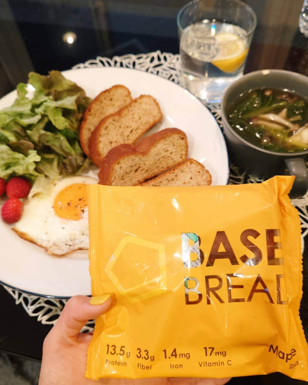 平アスカさんのインスタグラム写真 - (平アスカInstagram)「おはようございます☀ . わたしが毎日のご飯で気をつけている事は、炭水化物を摂ること！！🍞🍚 だからできる限り3食炭水化物を求めて生きてるの。（笑） 炭水化物は体脂肪燃焼のスイッチをオンにしてくれて筋肉量を減らさず効率よく脂肪を減らしてくれるから、体型維持にすごく助かってる。 といっても1食糖質35g以内にしているから食べる量や質には気をつけてるよ！いつもは玄米やご飯が多いけど良さげなブレッドをみつけたんだ〜🍞💓 . 今日朝ごはんでたべたBASE BREADは全粒粉で低GI且つ、タンパク質、ビタミンB群、食物繊維など栄養素が豊富に含まれてるから主食にぴったり！🥺❤️ 糖質も20.7だからジャムとかつけても✨ . 今日はプレーン味を食べたけどメープルやチョコもお昼とかにたべよっと♪ 無添加なのも魅力的✨低GIだから時間がないときにも助かりそう、、！！ 今日もいちにちがんばりましょうね！🌹 #breakfast #朝ごはん #BASEBREAD #ベースブレッド #goodmorning」2月5日 9時36分 - asucataira